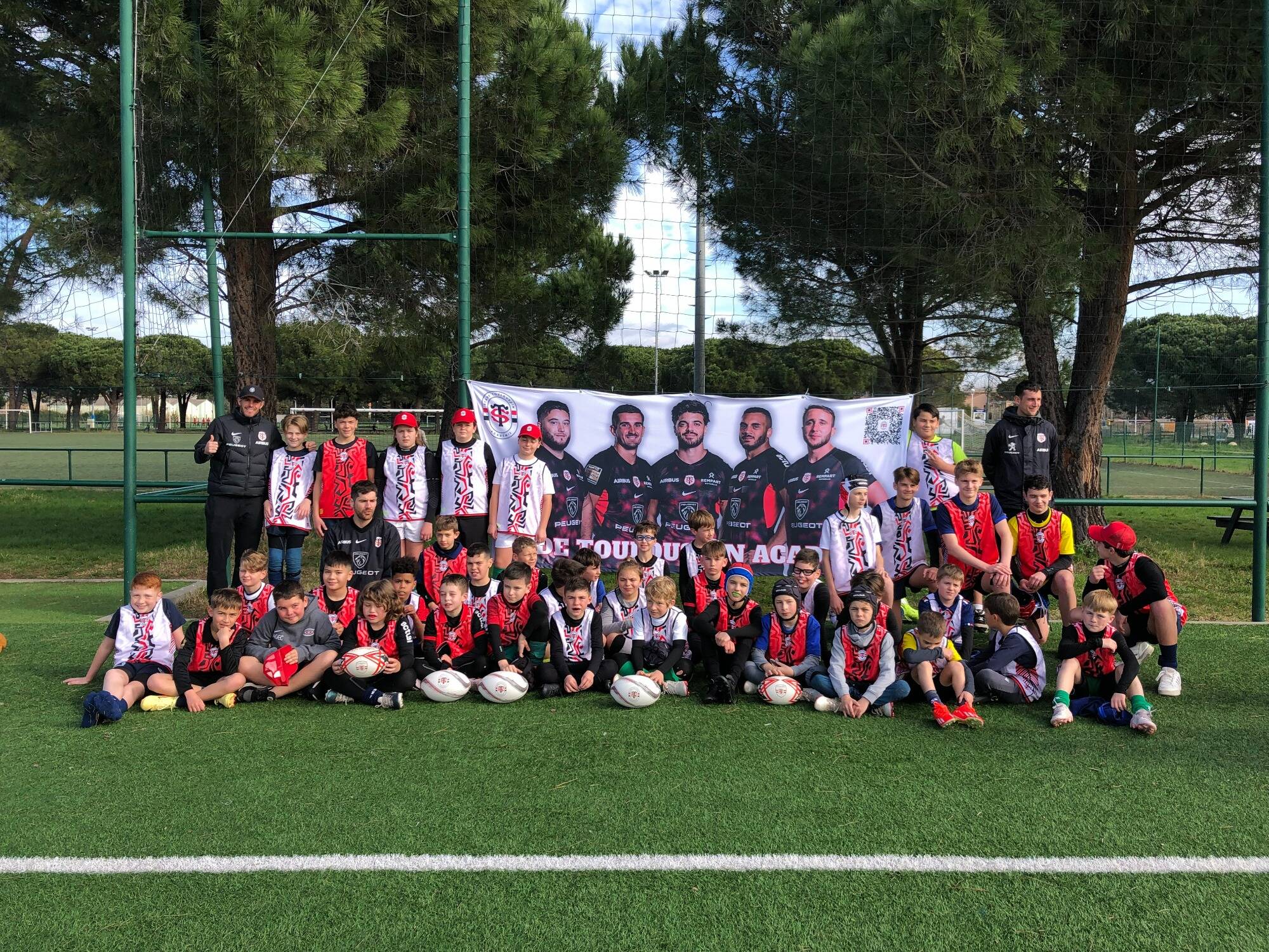 Le Stade Toulousain transmet son savoir-faire aux jeunes rugbymen à la Base nature de Fréjus