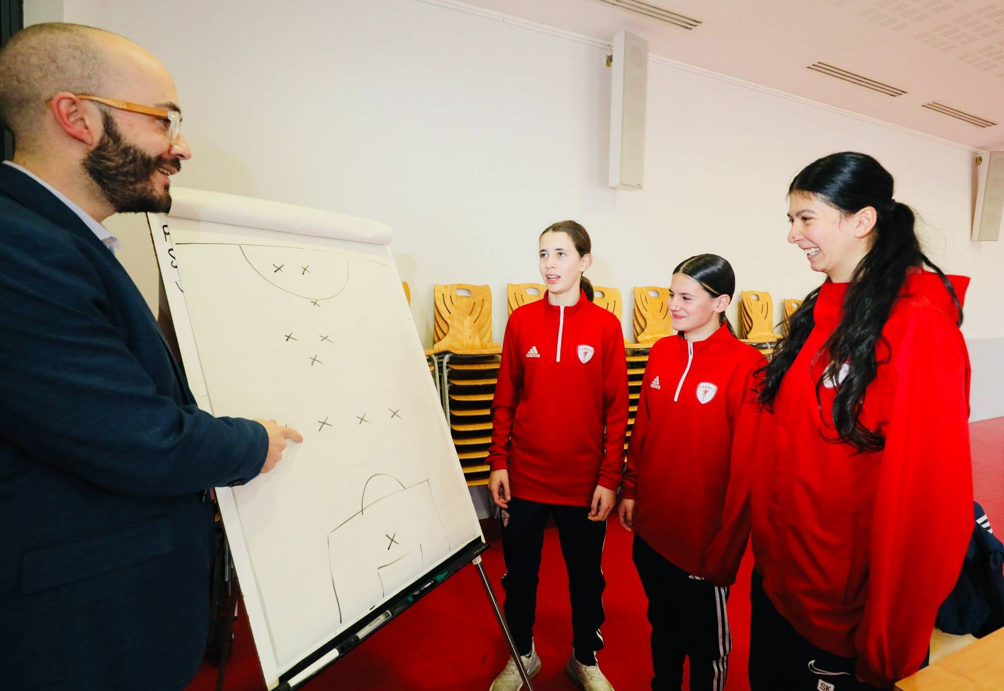 "Il ne faut pas jouer solo mais collectif": les jeunes de l'AS Cannes formés à lutter contre le harcèlement