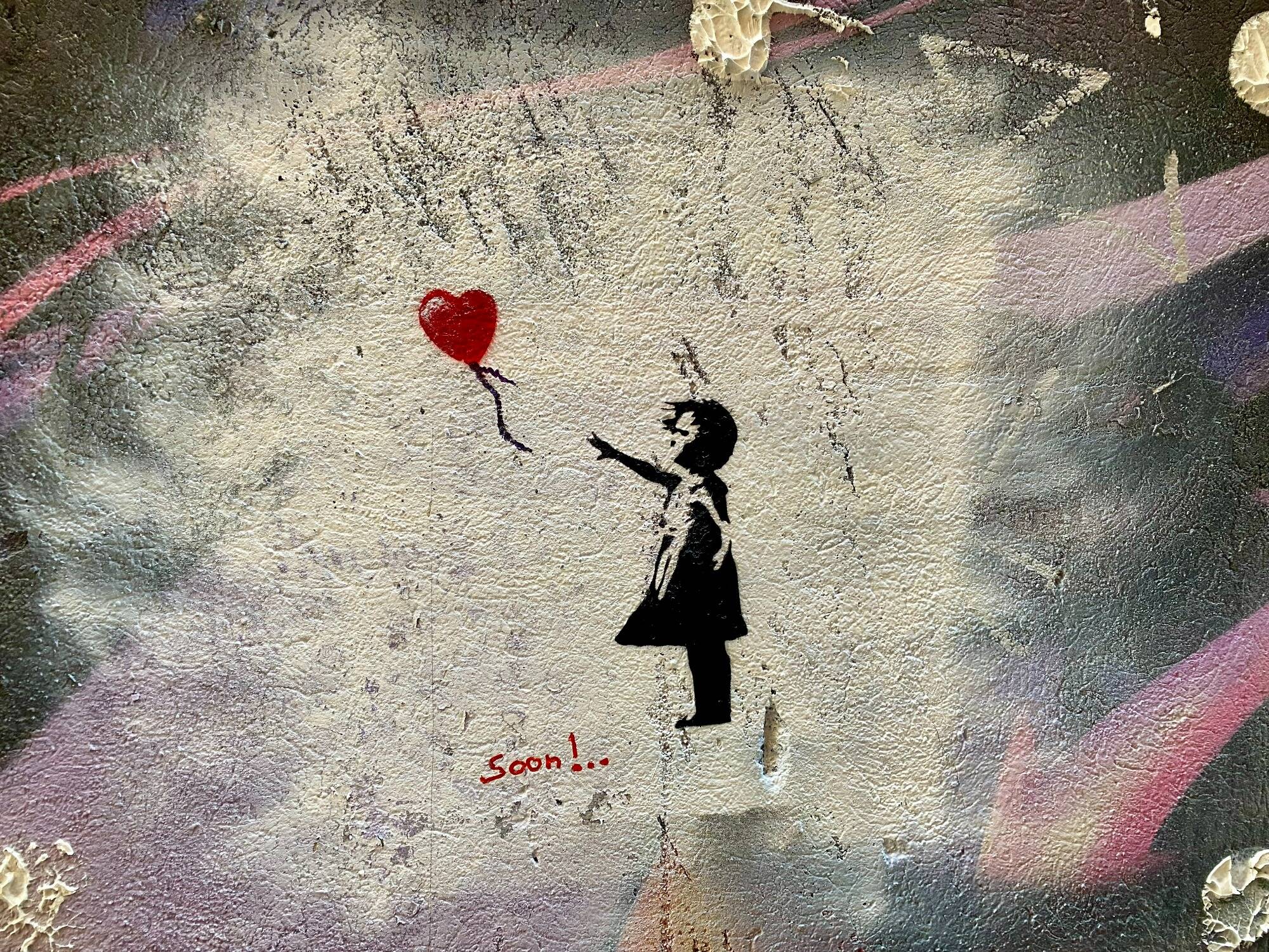 Pourquoi la célèbre oeuvre de Banksy "La Petite fille au Ballon" se décline en un graff dans cette rue de Toulon