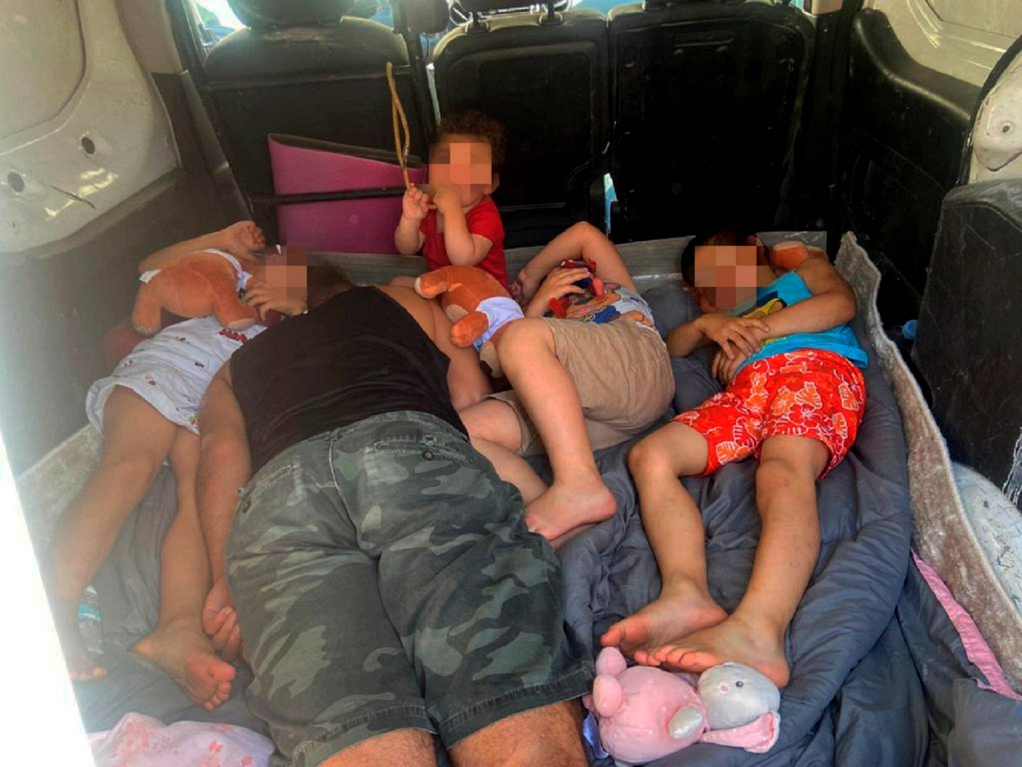 Depuis l'incendie de son appartement, cette famille cannoise dort dans son camion en pleine canicule