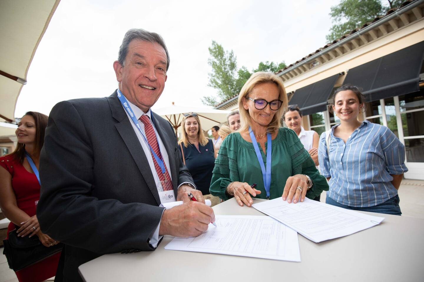 Signature d'une convention entre Claude Valade, président du directoire de la CECAZ, et Aurélie Bertin, présidente du réseau Les Eleonores de Provence.