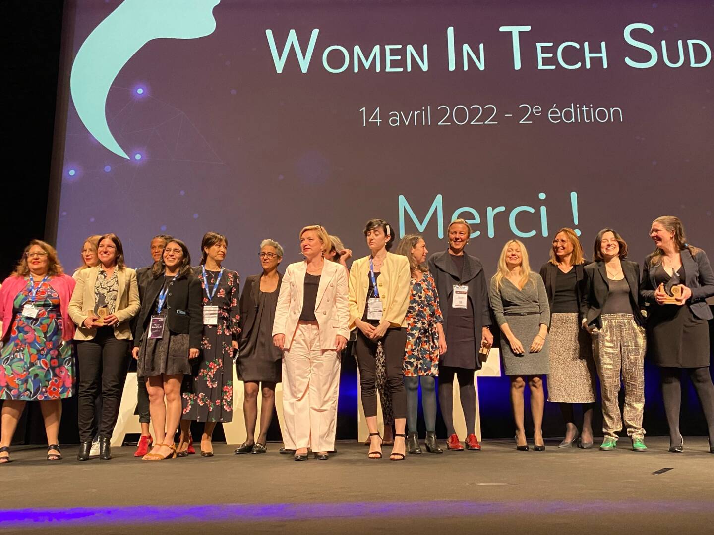 Autour de Carole Malbrancq, l’équipe du collectif WHAT06 (Women Hackers Action Tank) ainsi que les lauréates de cette 2e édition des Trophées Women in Tech. 