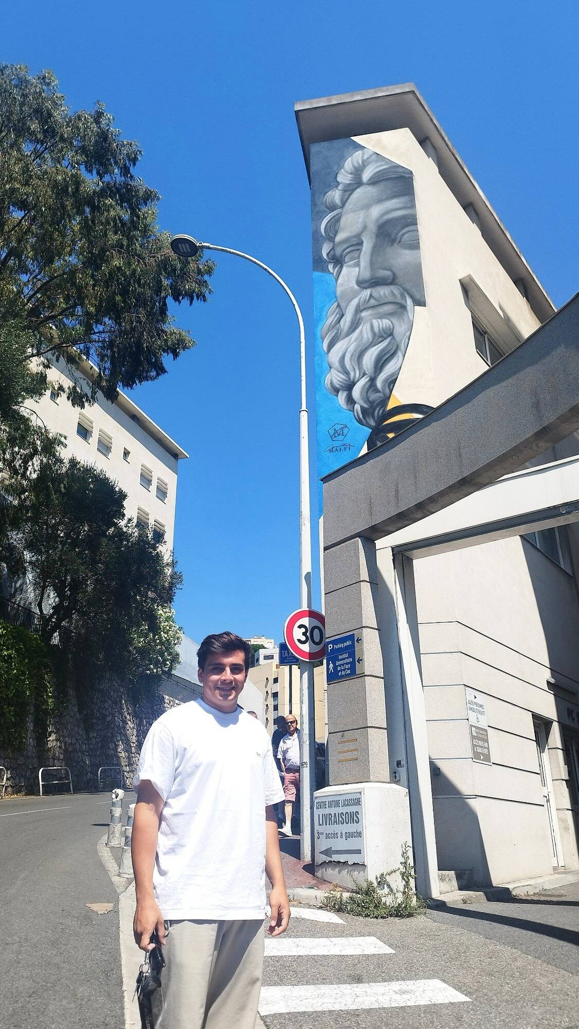 Trois oeuvres XXL du street artiste César Malfi s'invitent sur les murs du centre Lacassagne à Nice