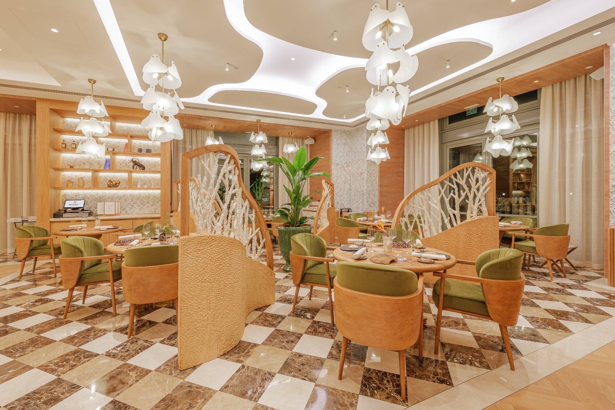 Le restaurant Blue Bay à Monaco rouvre pour la Saint Valentin et dévoile sa transformation