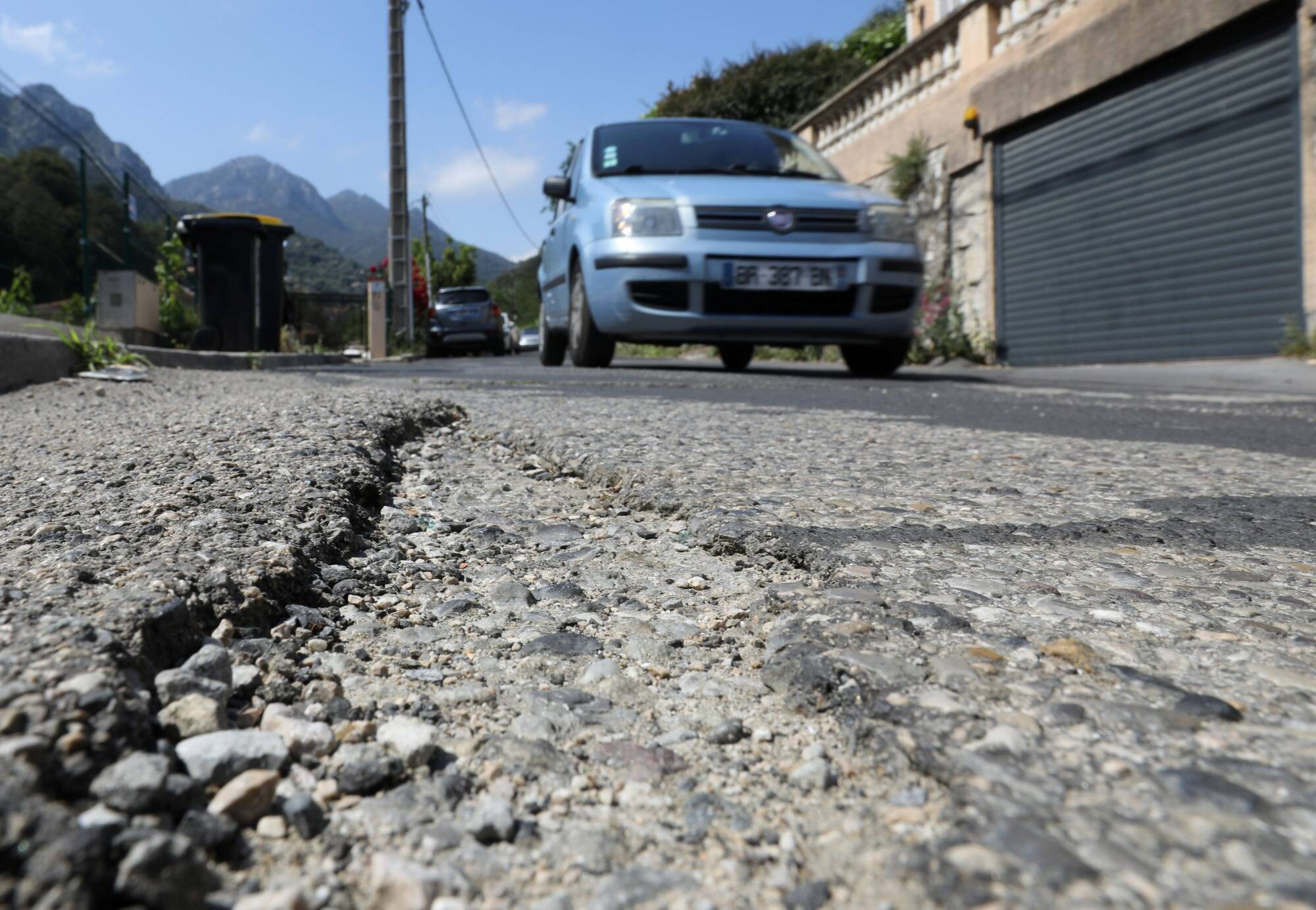 Les habitants de Menton en colère face aux fissures et nids-de-poule non réparés sur les routes de la commune