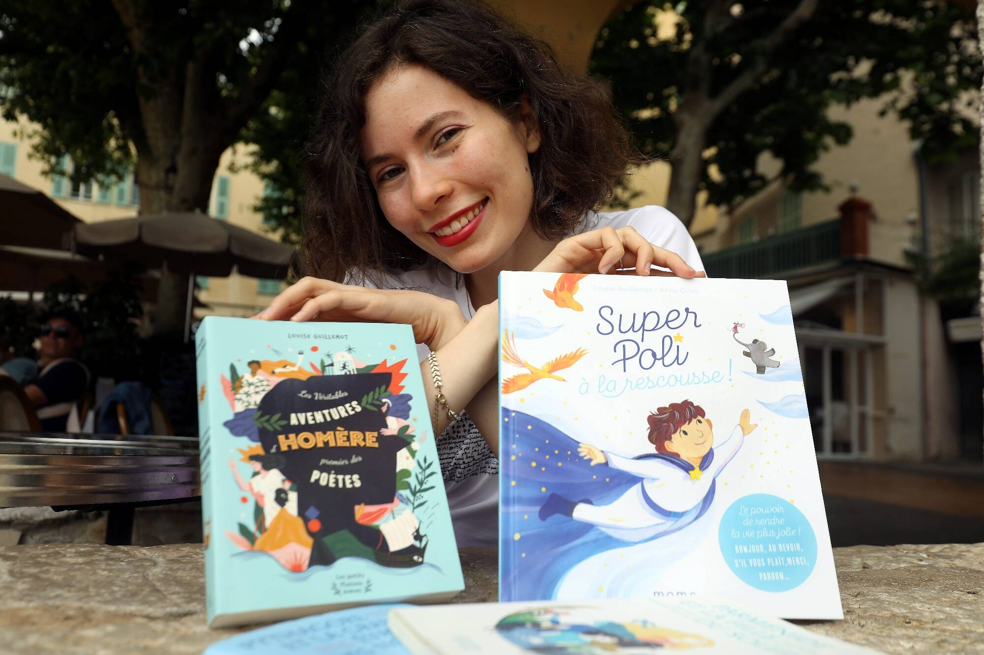 Qui est Louise Guillemot, cette jeune auteure de talent qui navigue entre Paris et Menton?