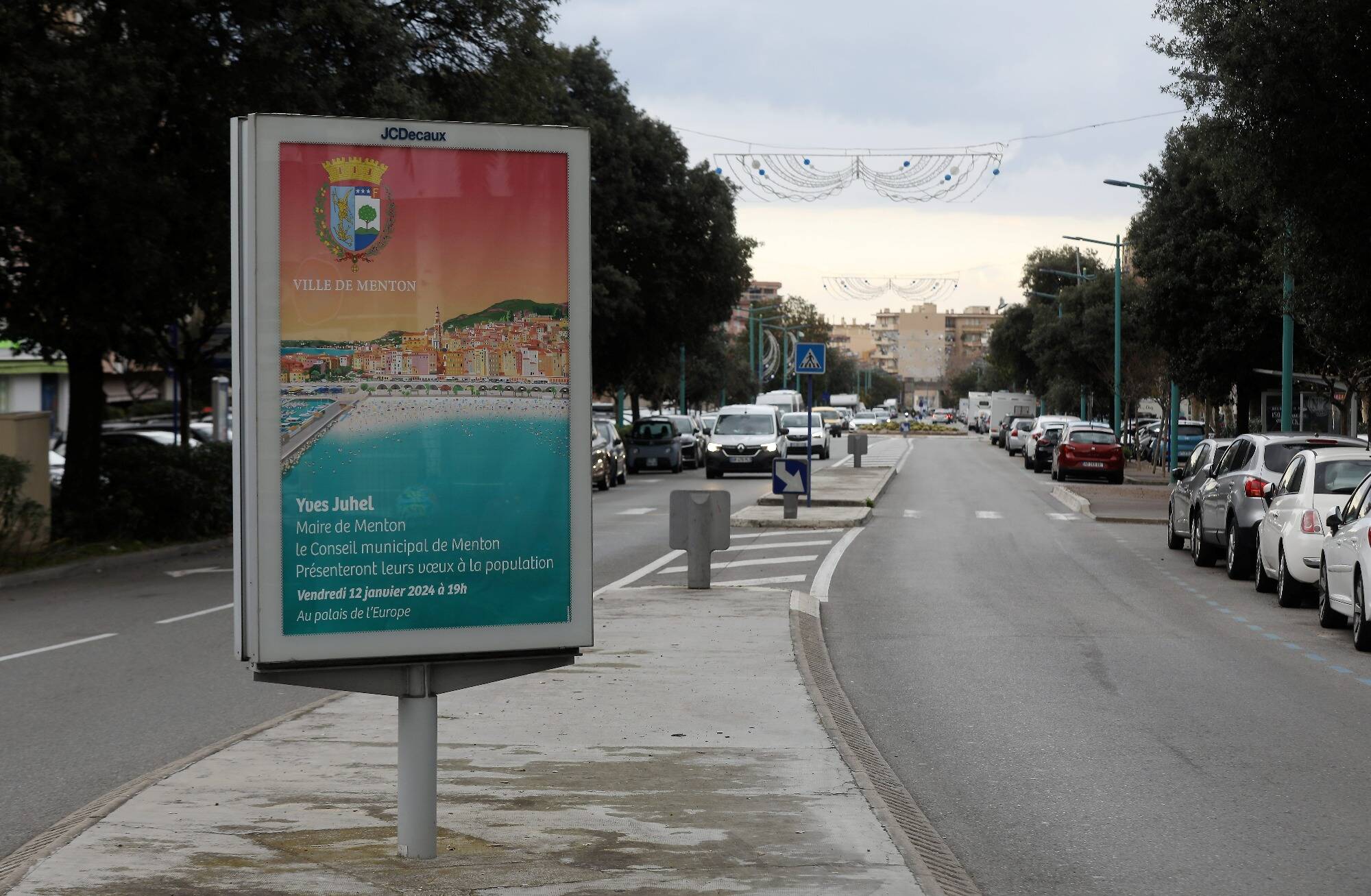 Elle est partout: mais qui est derrière l'affiche publicitaire représentant Menton pour la cérémonie des vSux du maire Yves Juhel?