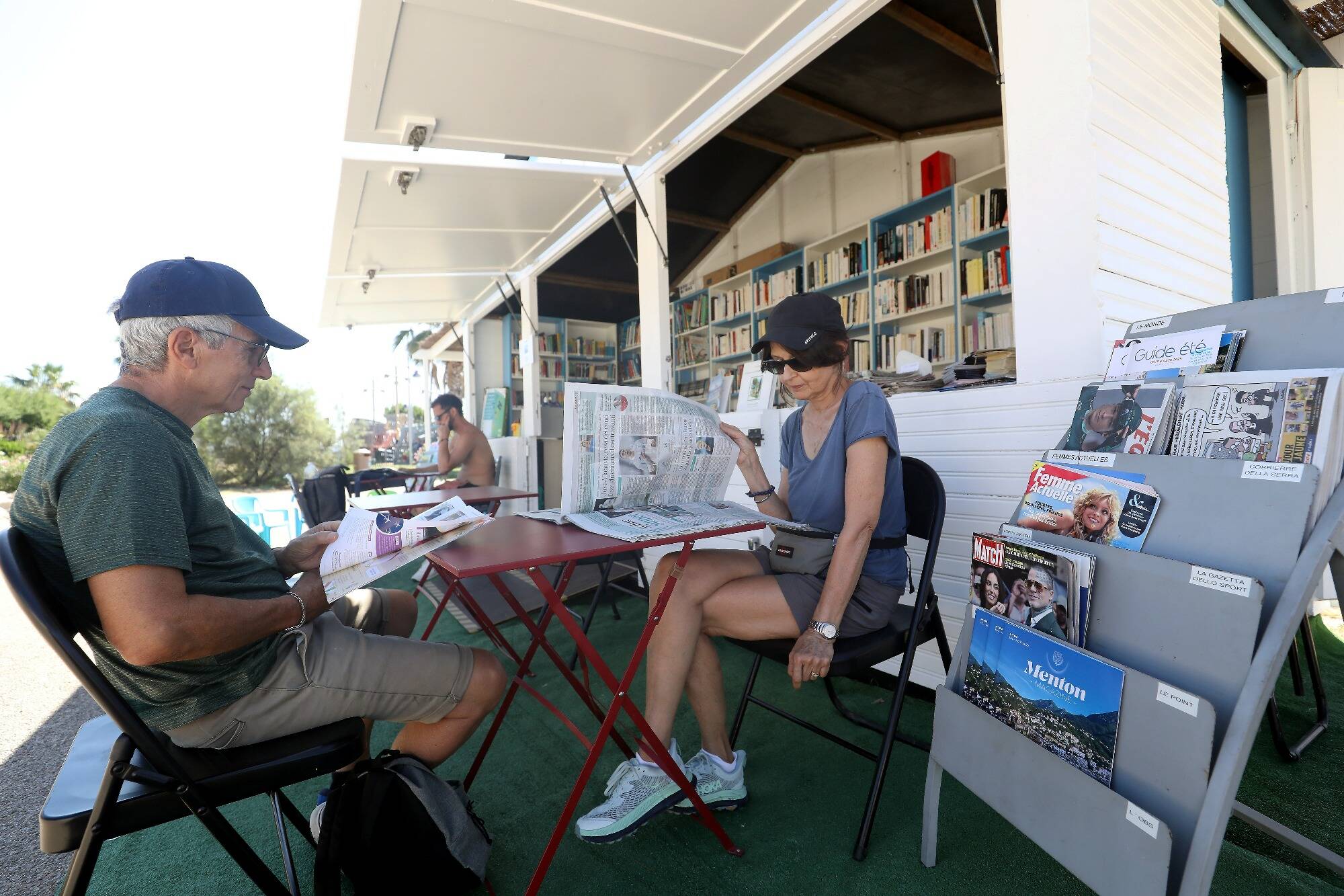 Romans, bandes dessinées, nouvelles... Depuis 12 ans, cette bibliothèque éphémère fait le bonheur des baigneurs sur cette plage de Menton