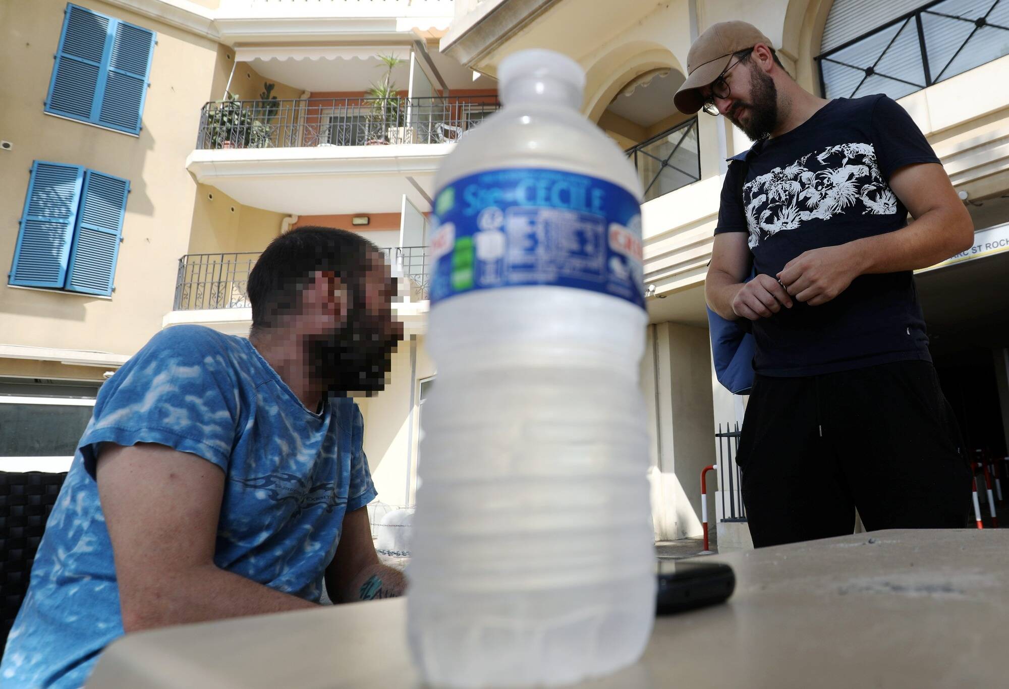"Tu tombes à pic, j'avais soif": on a suivi les agents du CCAS de Menton qui aident les plus démunis à se protéger de la canicule