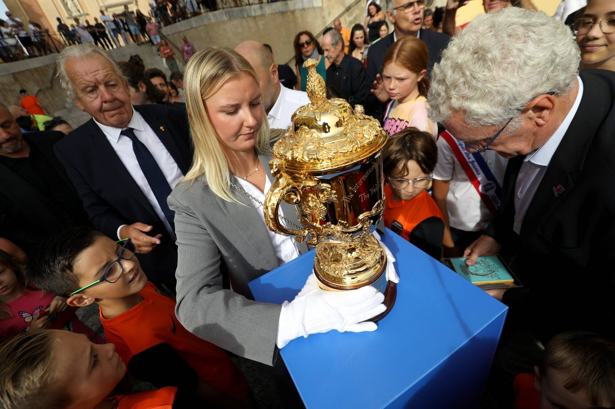 Coupe du monde de rugby: le trophée Webb Ellis présenté à Menton devant une foule nombreuse
