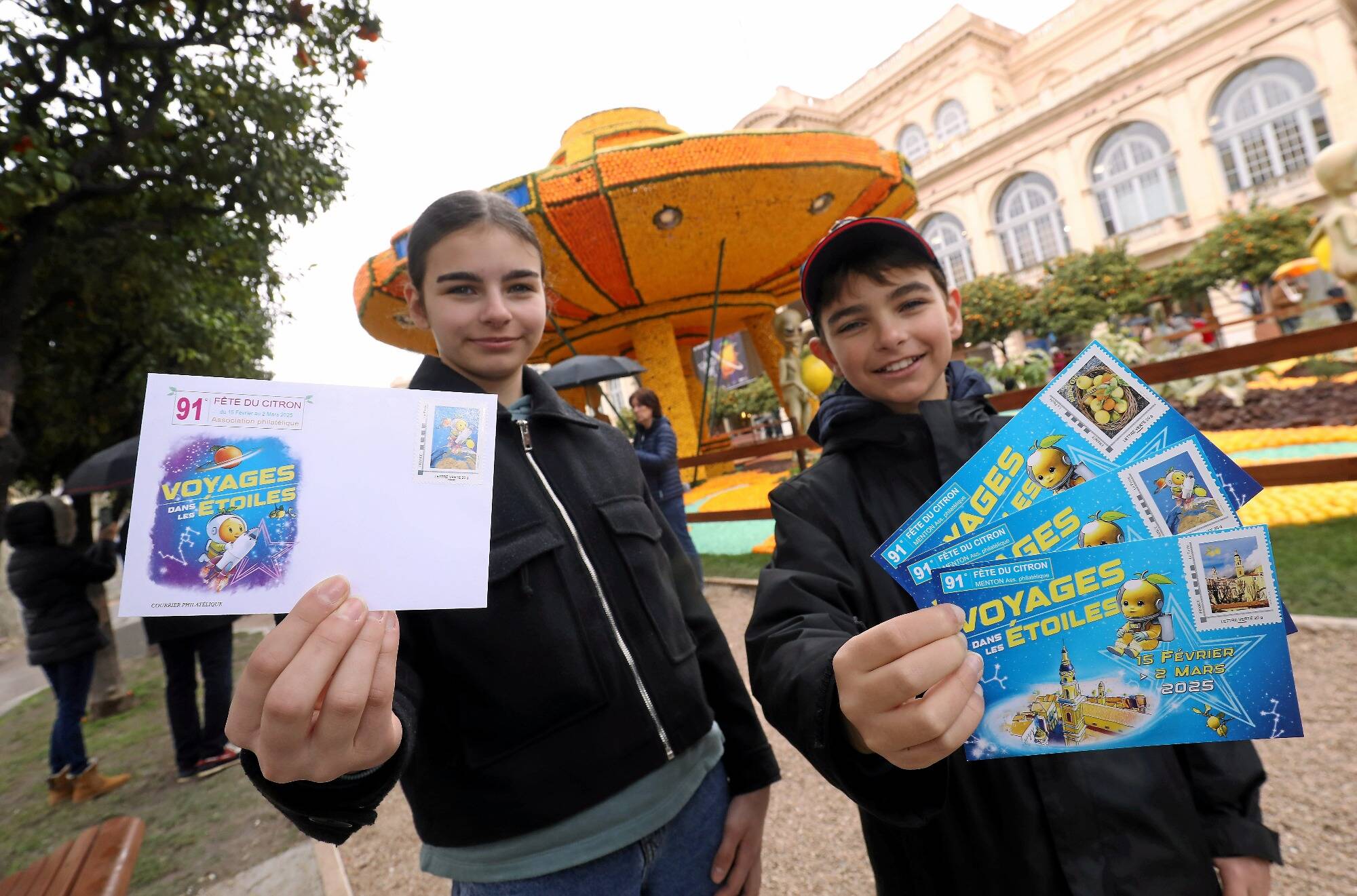 Des cartes postales avec enveloppes assorties éditées spécialement pour la 91e Fête du citron de Menton
