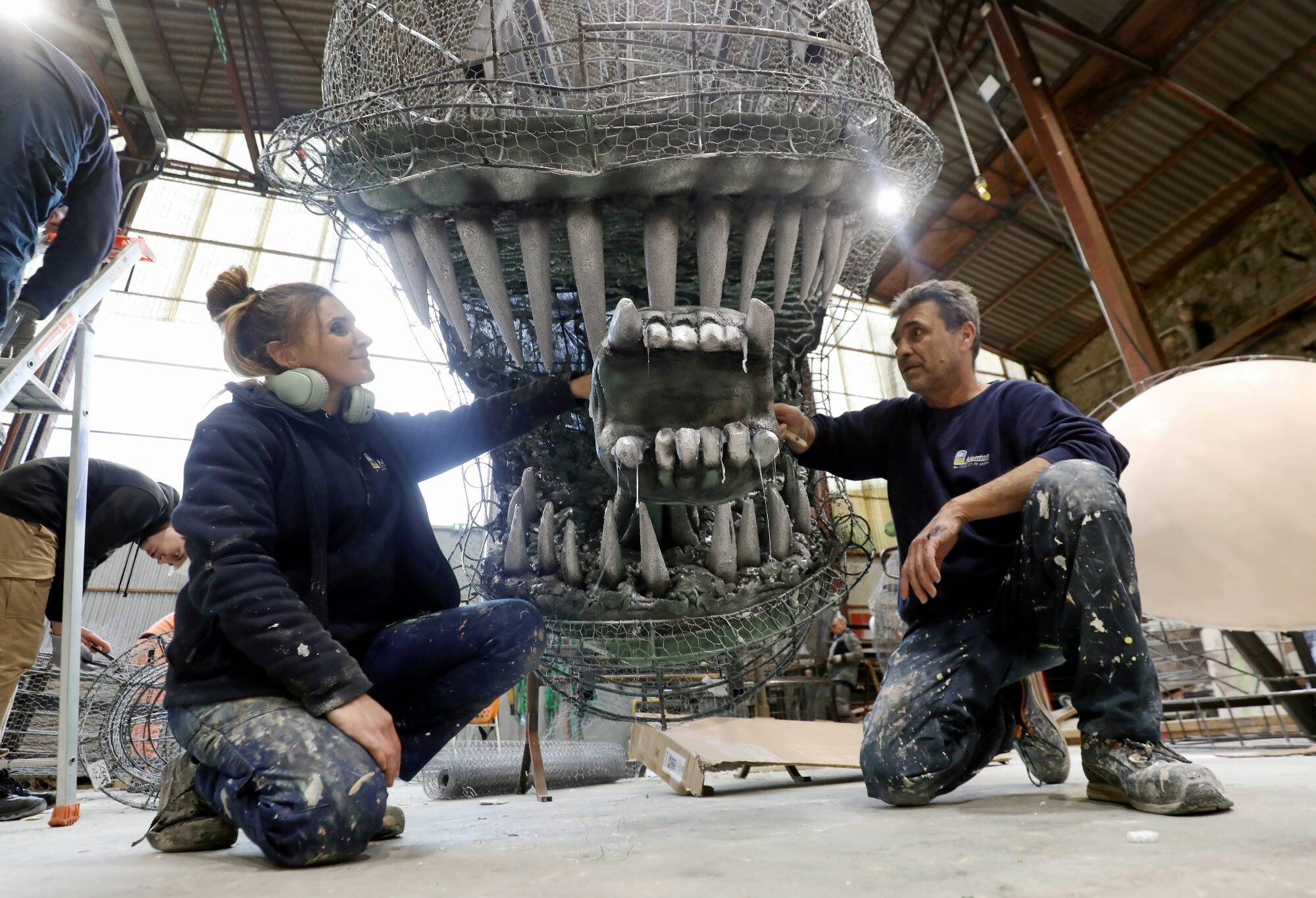 Ce lundi, les équipes de la Fête du citron ont apporté les dernières touches aux chars dans les abattoirs de Menton