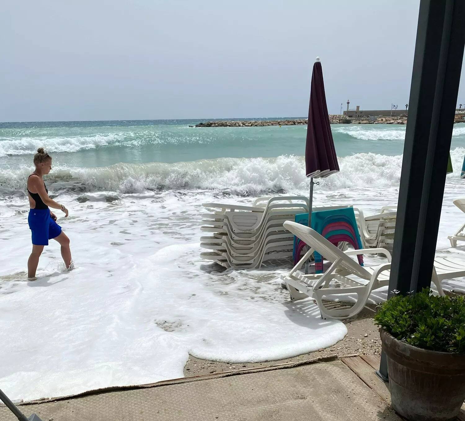 "Il faut croire que même la mer veut nous virer": des rouleaux de mer privent cette plage de transats à Menton, la gérante en colère