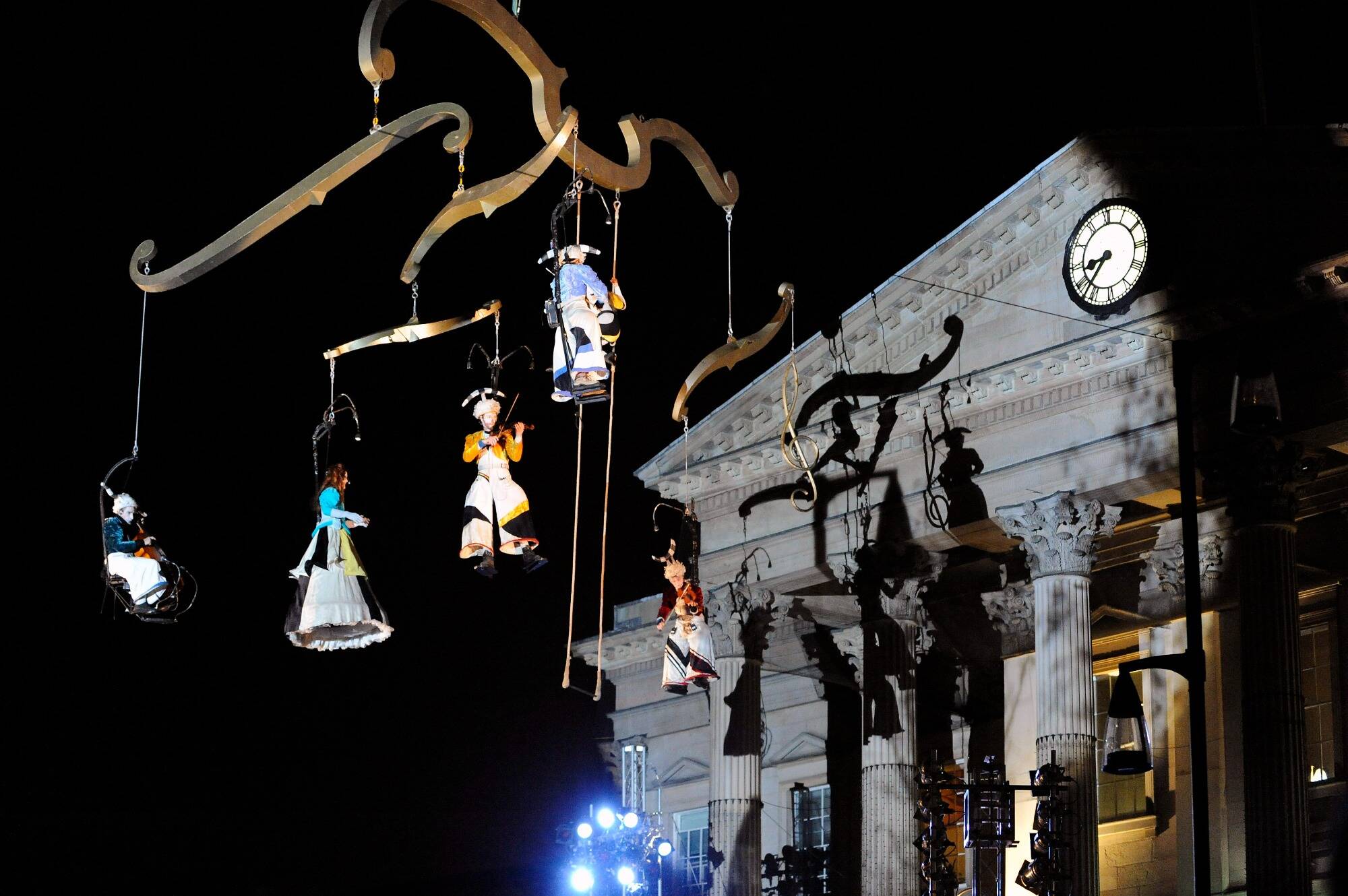 "On fait voler nos artistes": quelle est cette société qui promet une déambulation époustouflante le 15 août à Menton?