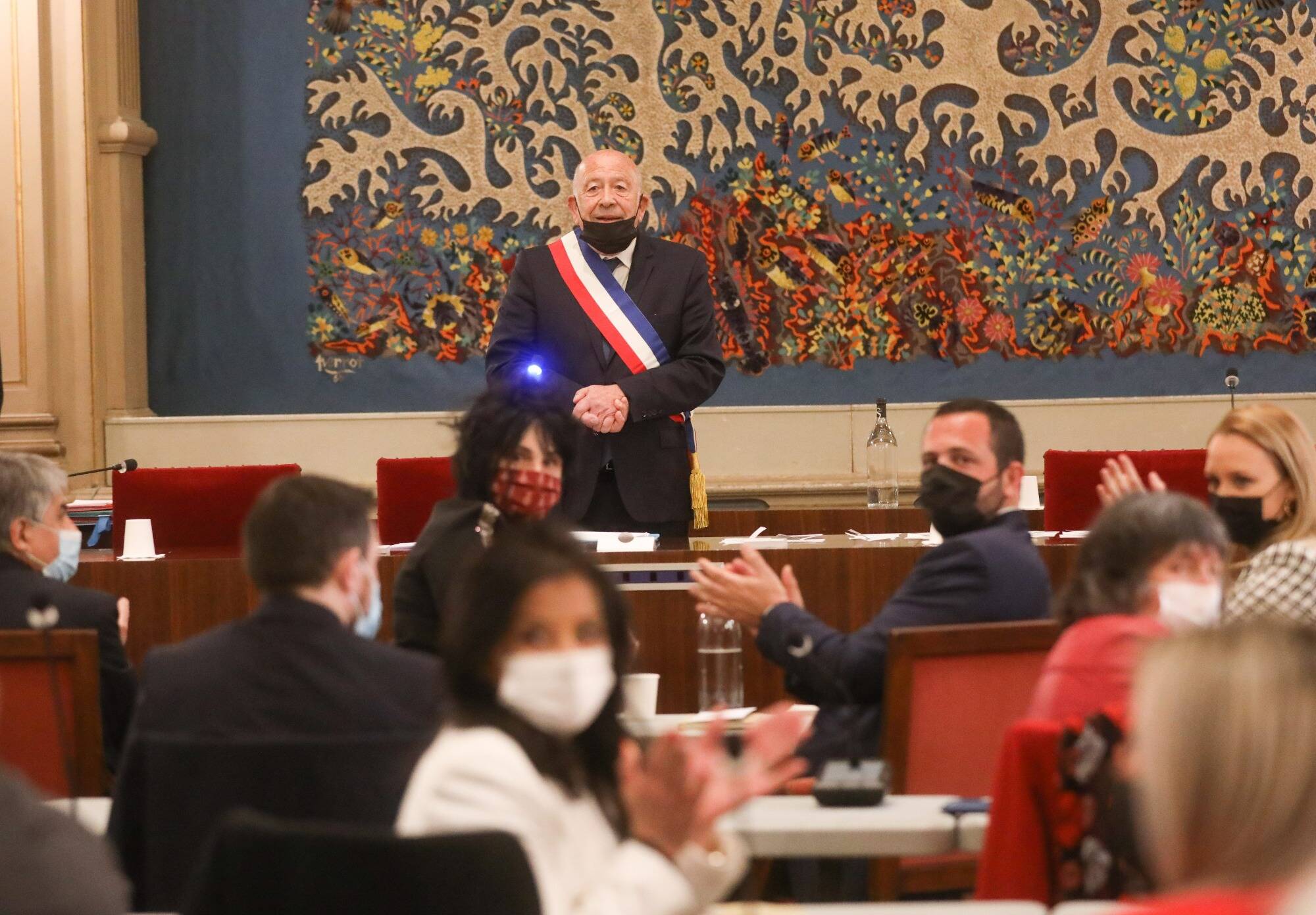 "Le dossier est clos": Yves Juhel élude l'affaire Messina au conseil municipal de Menton