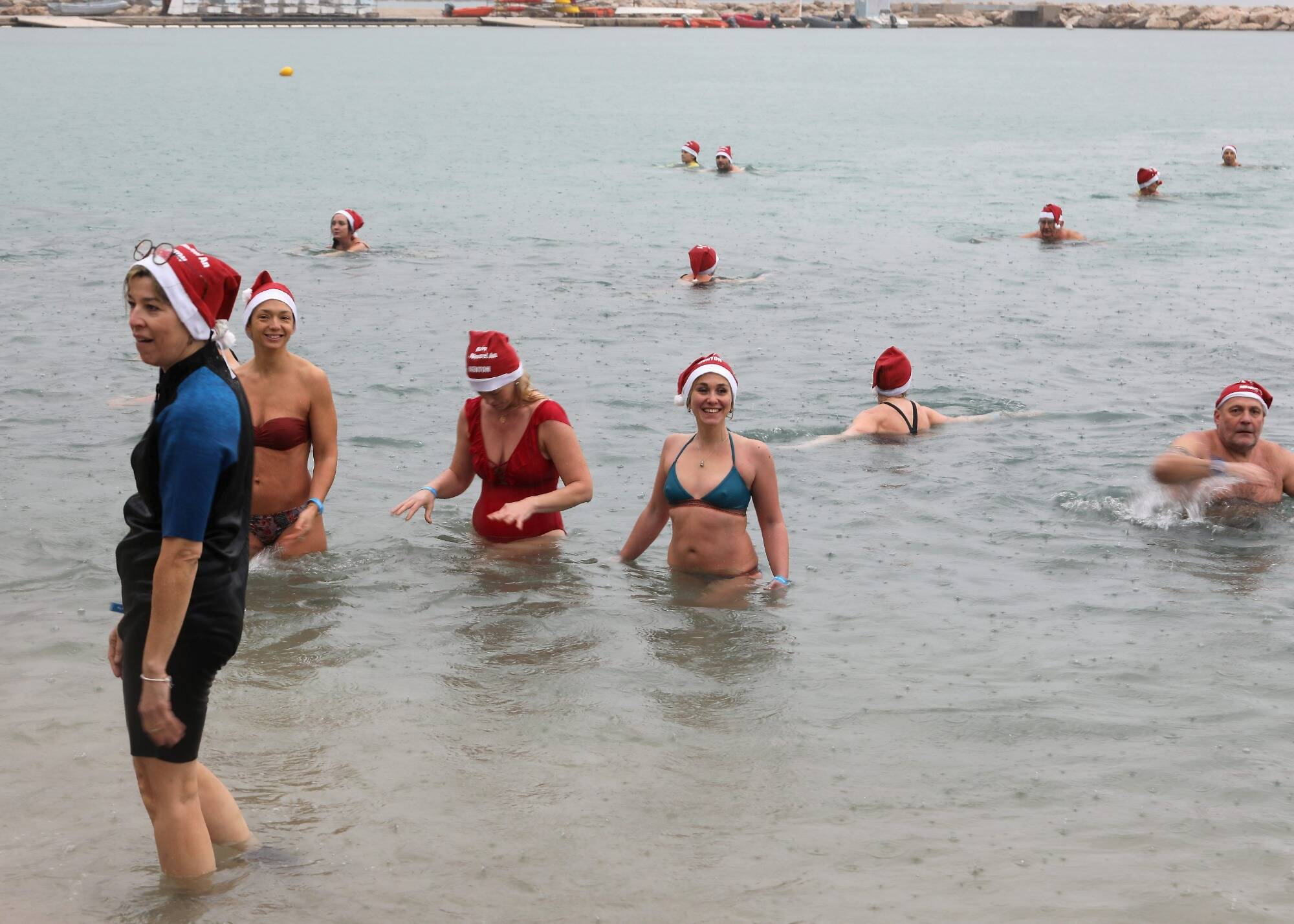 Malgré la pluie et le froid, une centaine de courageux se sont jetés à l'eau pour le bain du Nouvel an dimanche à Menton