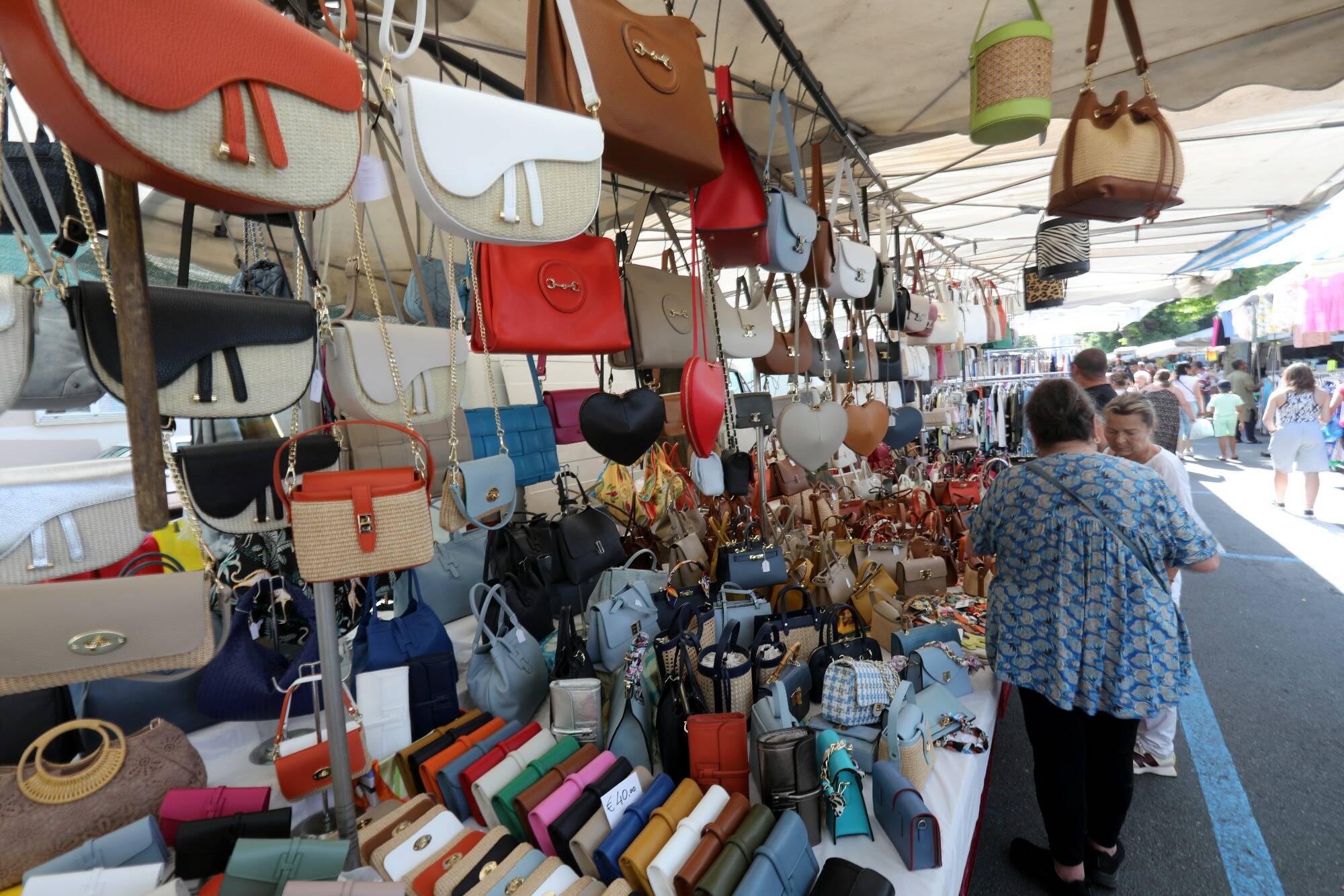 Maroquinerie, cosmétiques, textiles... Imitations ou contrefaçons pour ces produits low-cost ressemblant aux grandes marques?