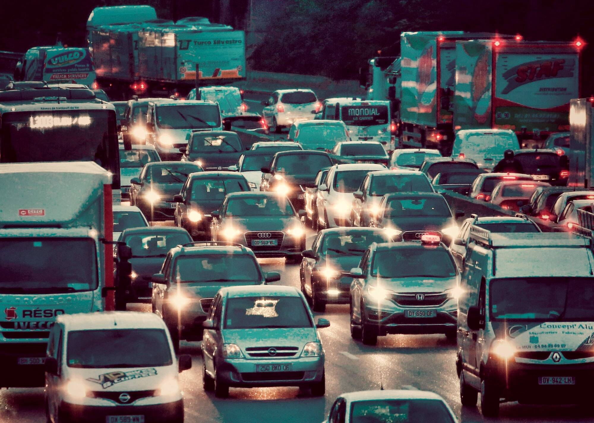 "J'ai mis plus de 2h pour déposer ma fille à l'école à Menton": les automobilistes fulminent après un accident qui a paralysé le trafic sur l'A8 entre Nice et l'Italie