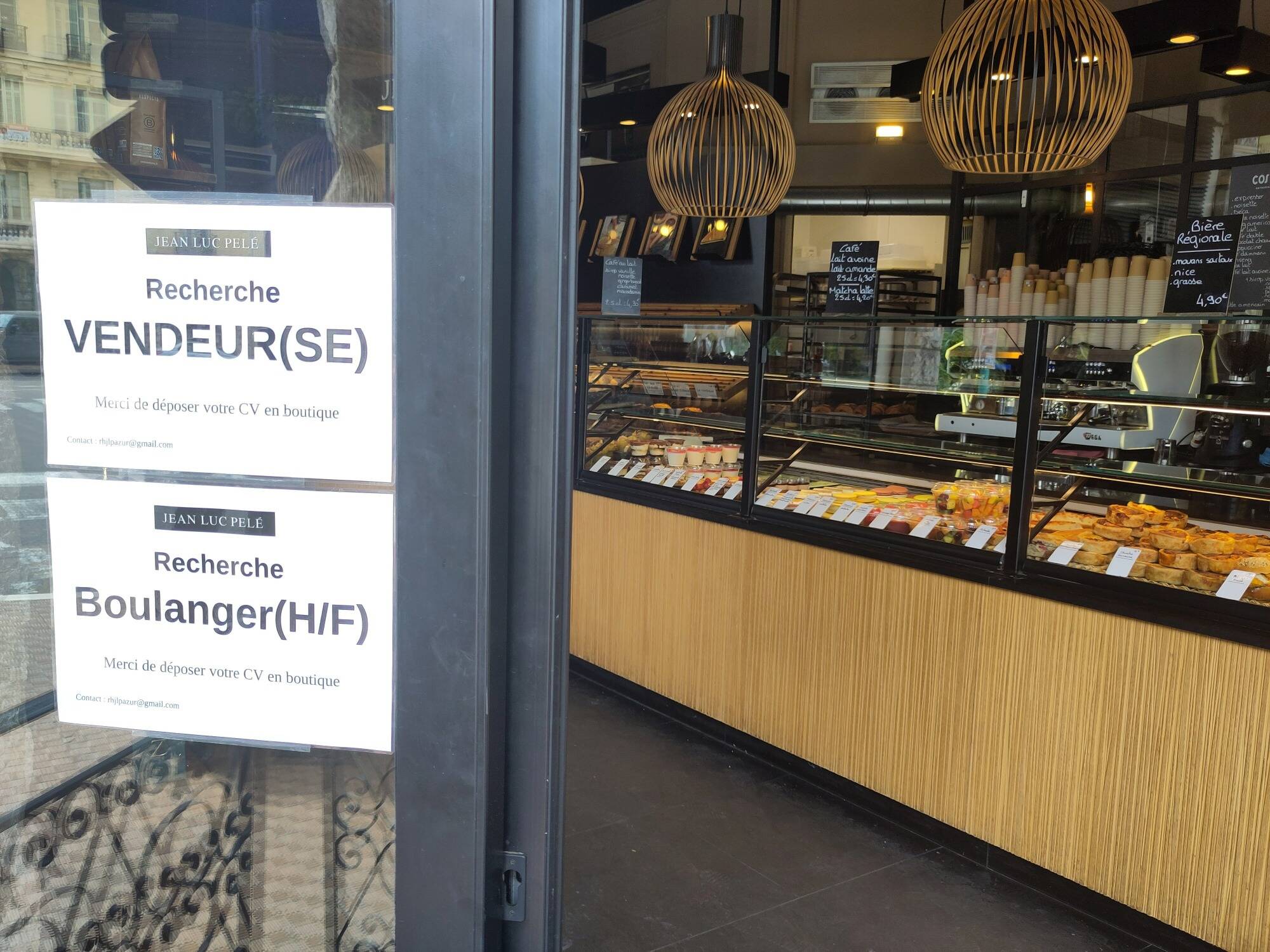 "Ça reste assez difficile": malgré la saison estivale, ces entreprises de restauration peinent à recruter à Menton