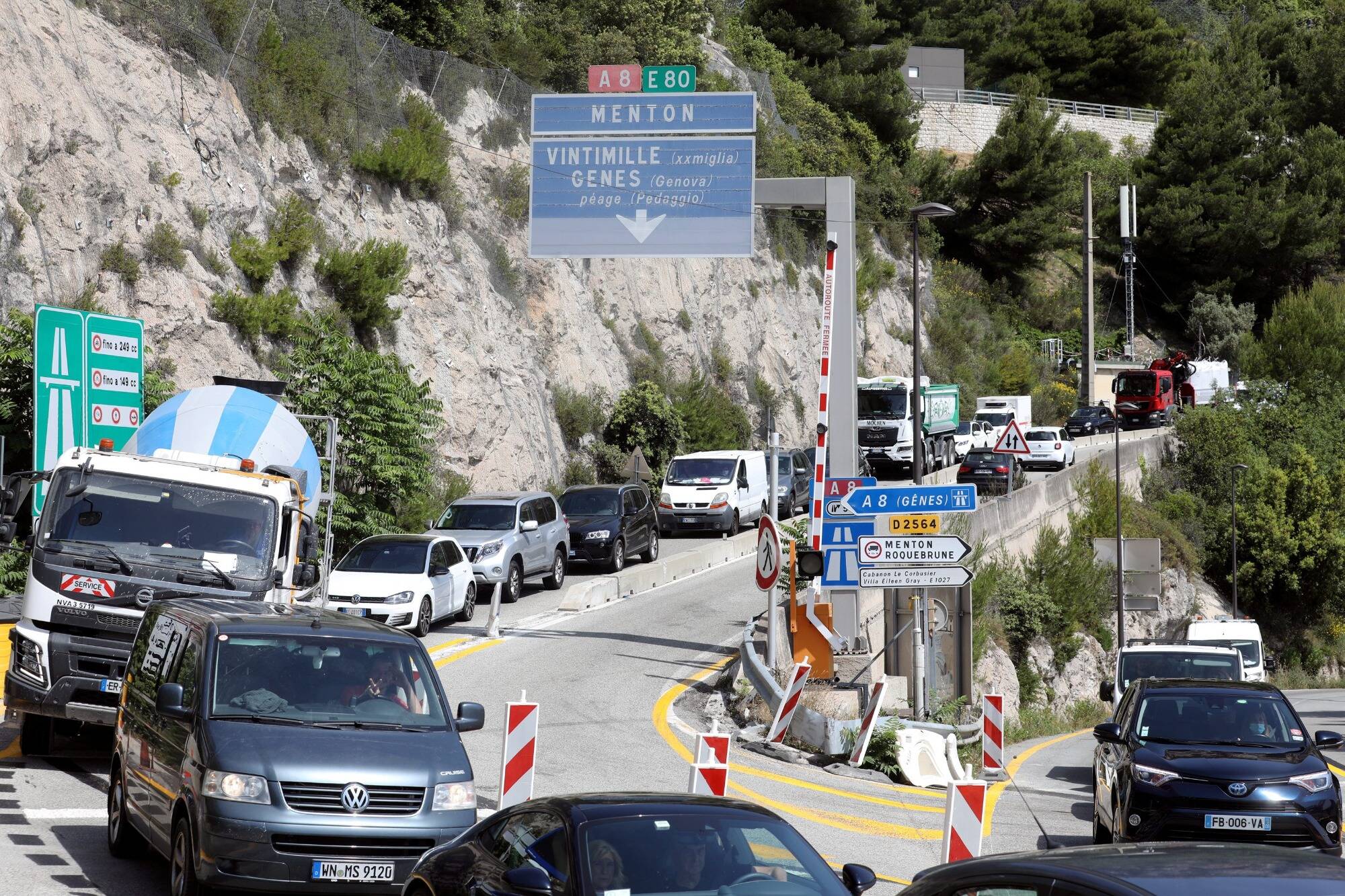 Les usagers sont à bout: mais pourquoi ça bouchonne autant à la sortie de l'autoroute A8 à Roquebrune-Cap-Martin