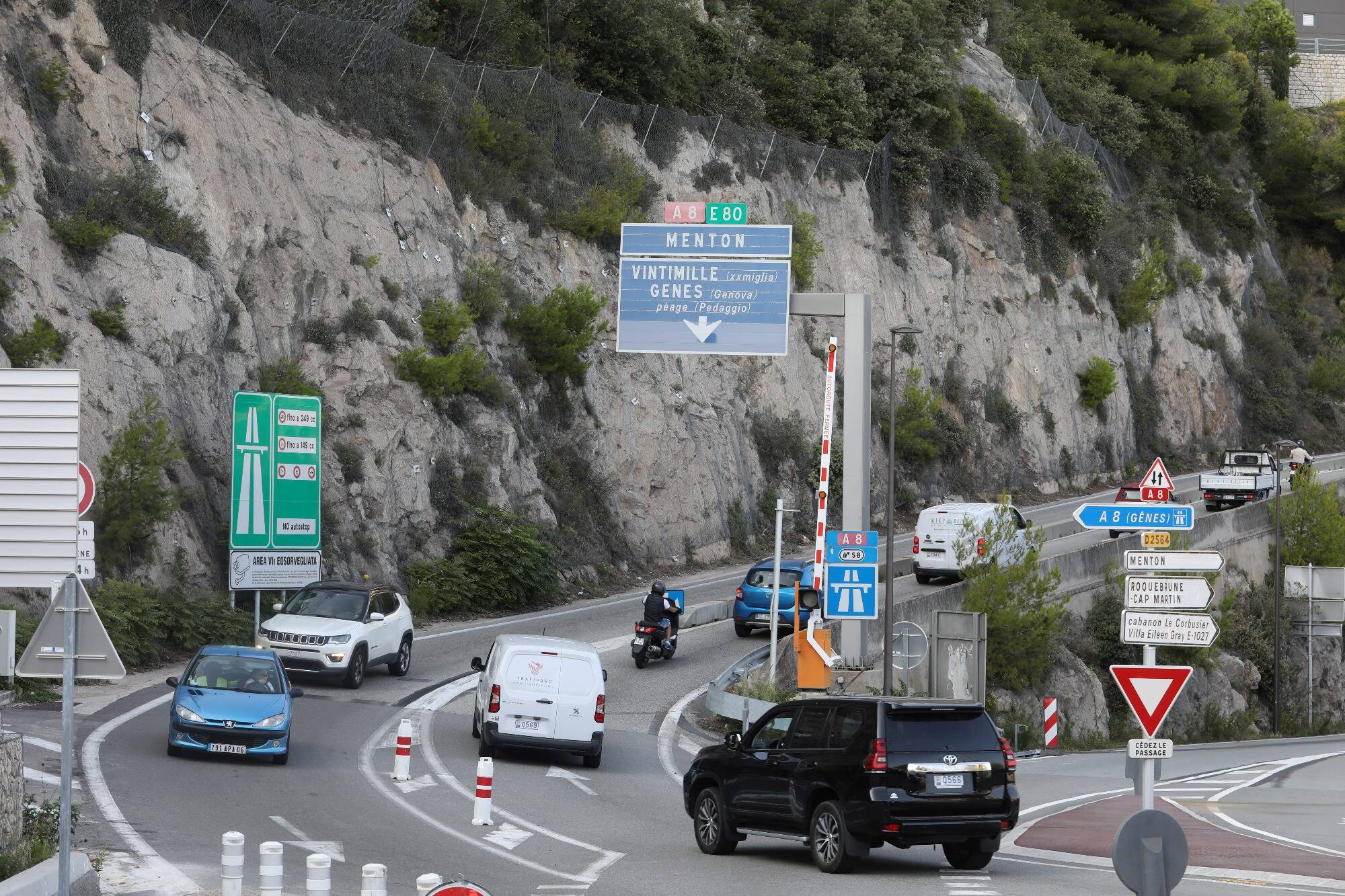 Sur l'A8 en direction de l'Italie, la circulation est très compliquée ce mardi soir, le temps de parcours fortement rallongé