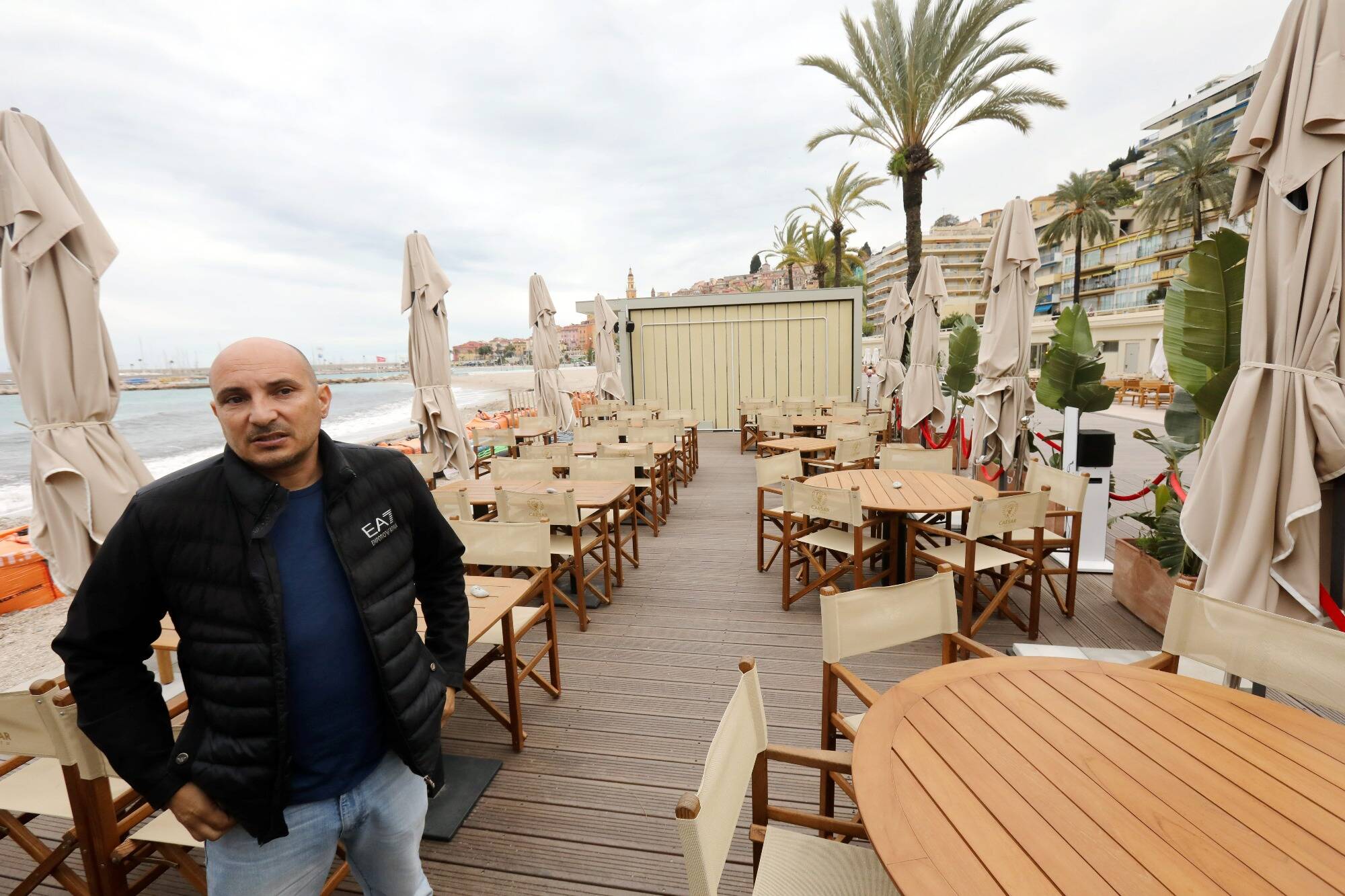 Ce plagiste accuse d'"un deuxième coup de poignard" la mairie de Menton qui l'oblige à fermer trois mois pour ne pas avoir démonté sa structure
