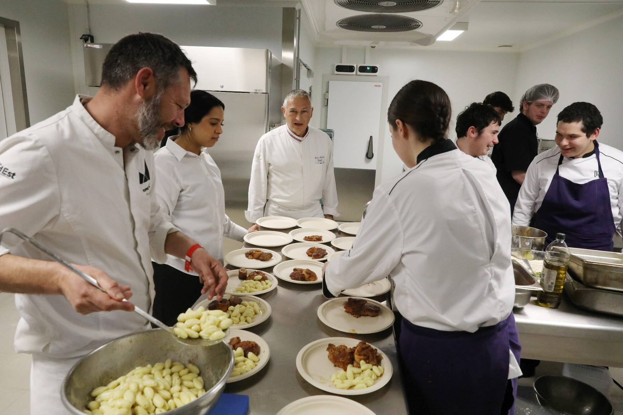 "Tout était délicieux": les élèves du lycée Paul-Valery ont régalé les visiteurs du 32e Broc Troc du Rotary Club à Menton