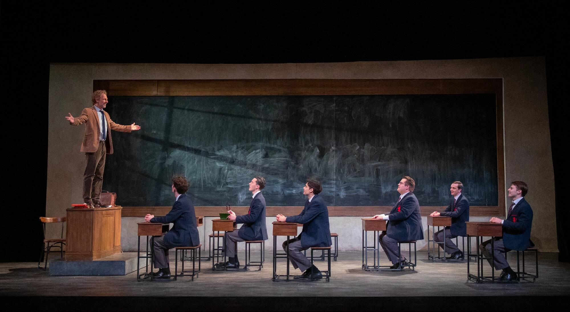 Le spectacle a été couronné de deux Molière en 2024: ce mardi, "Le Cercle des poètes disparus" clôturera la saison culturelle de Menton