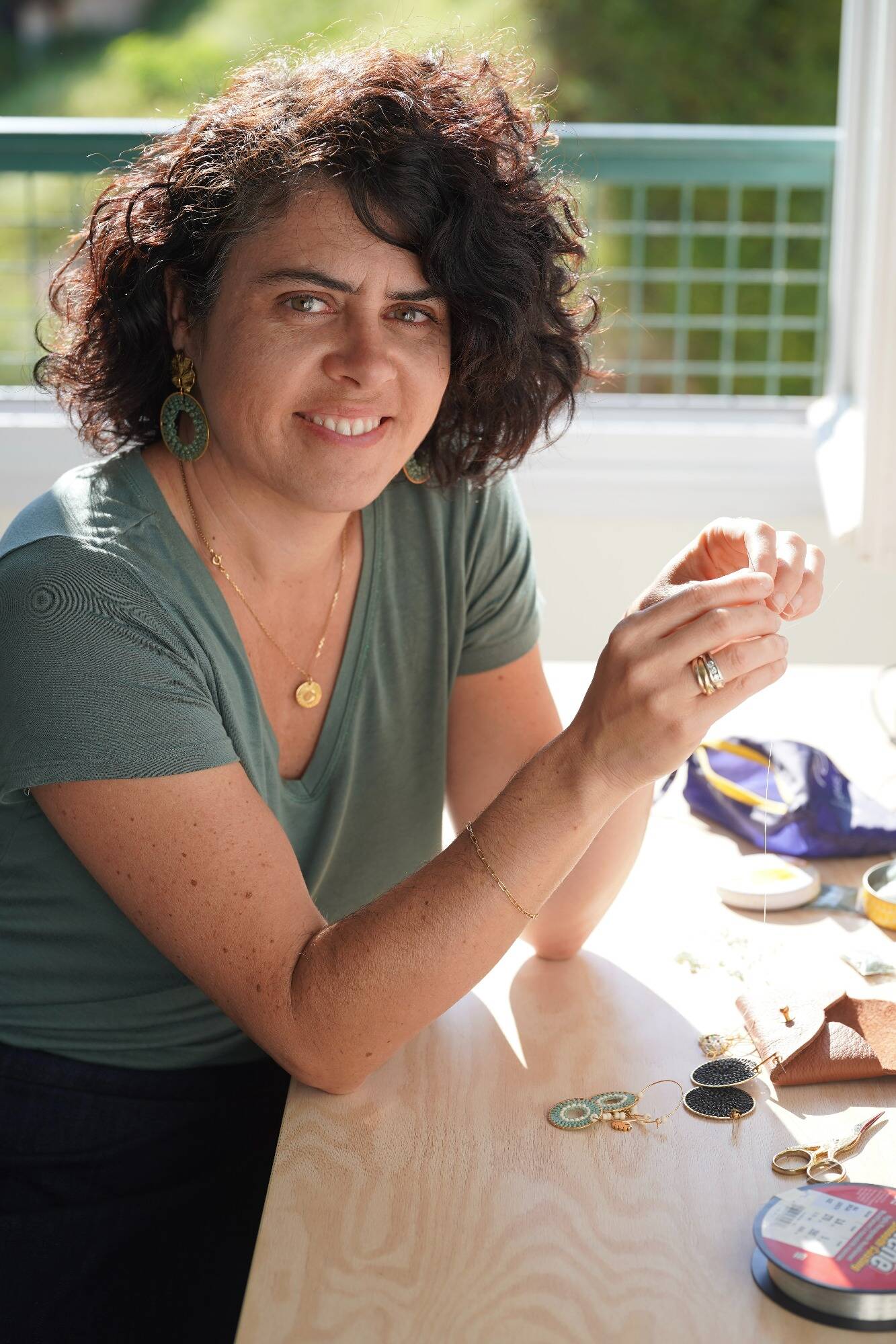 Vous cherchez un cadeau pour la Fête des Mères? Les bijoux durables et de grande qualité de cette Azuréenne vont vous éblouir