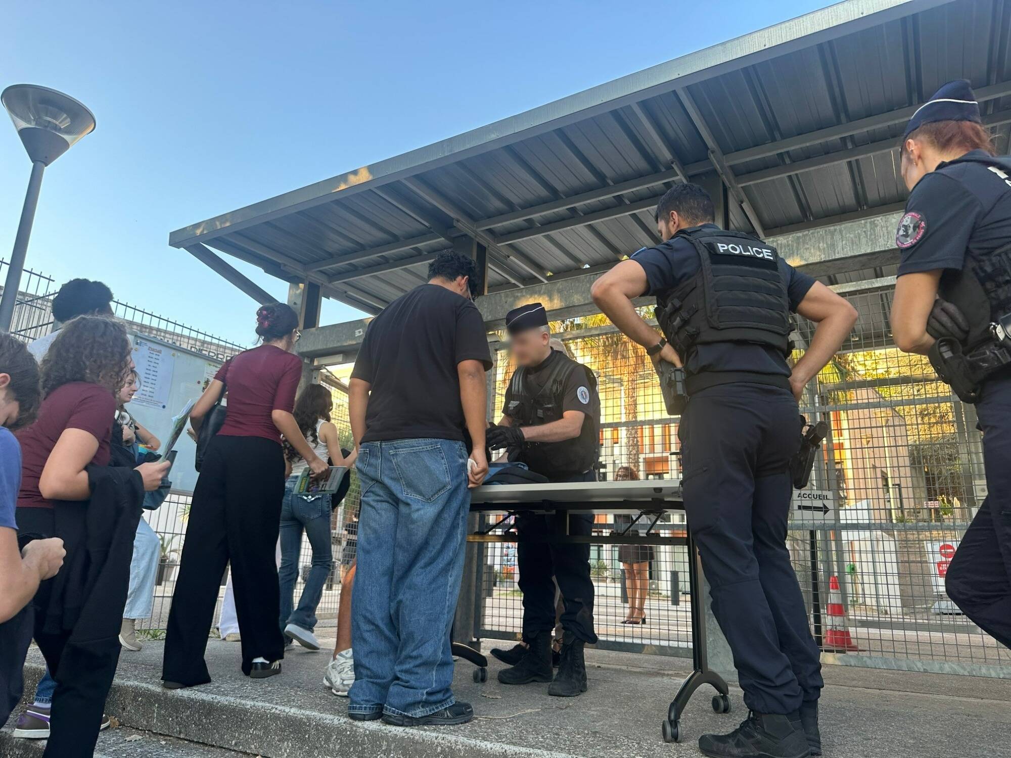 Fouilles, palpations, sécurité routière: la police va intensifier les contrôles "toute l'année" aux abords des lycées à Menton et de la Riviera française