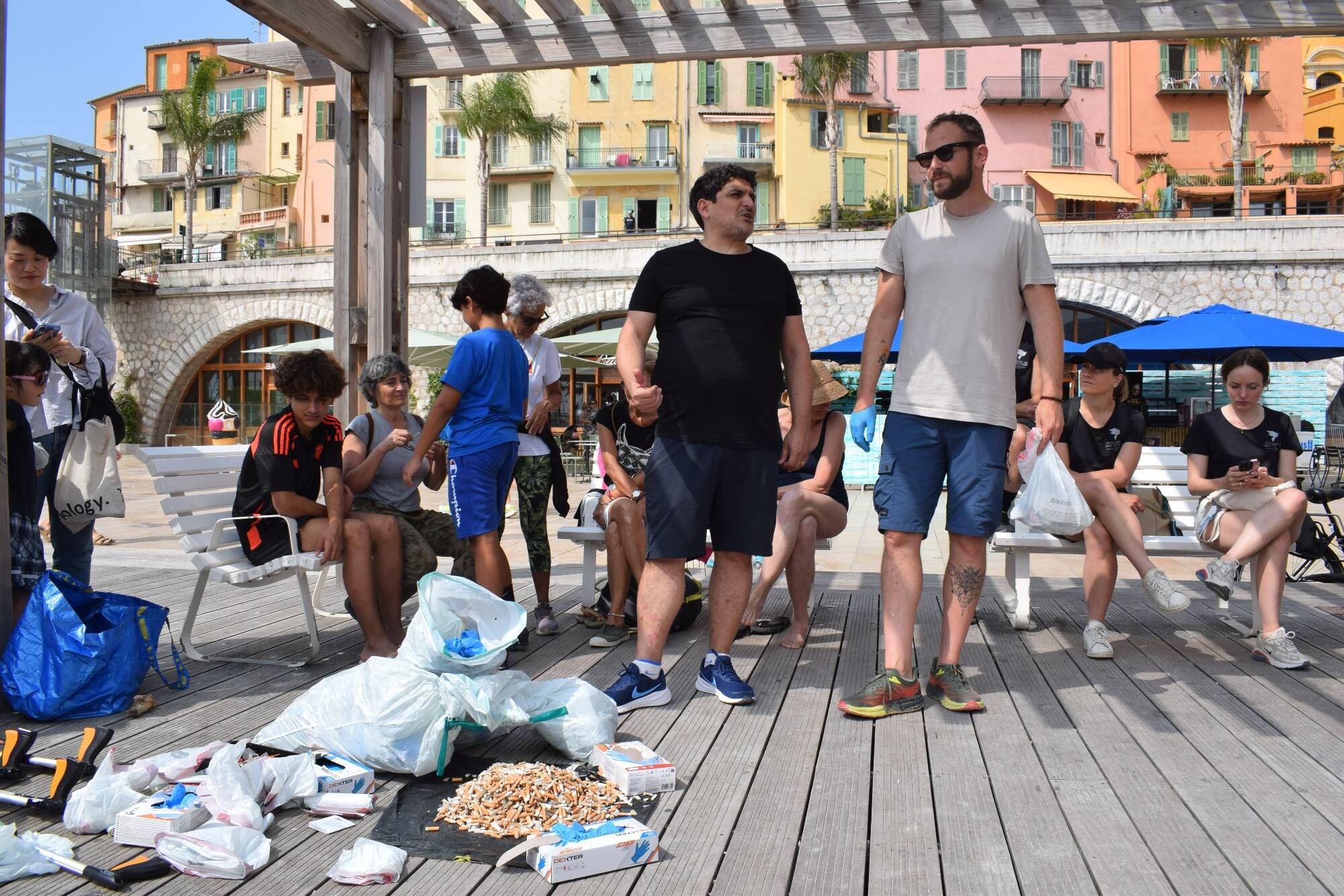 Pour la journée mondiale des océans, le chef étoilé Mauro Colagreco et les membres d'une association environnementale "récoltent" plus 2.000 mégots à Menton