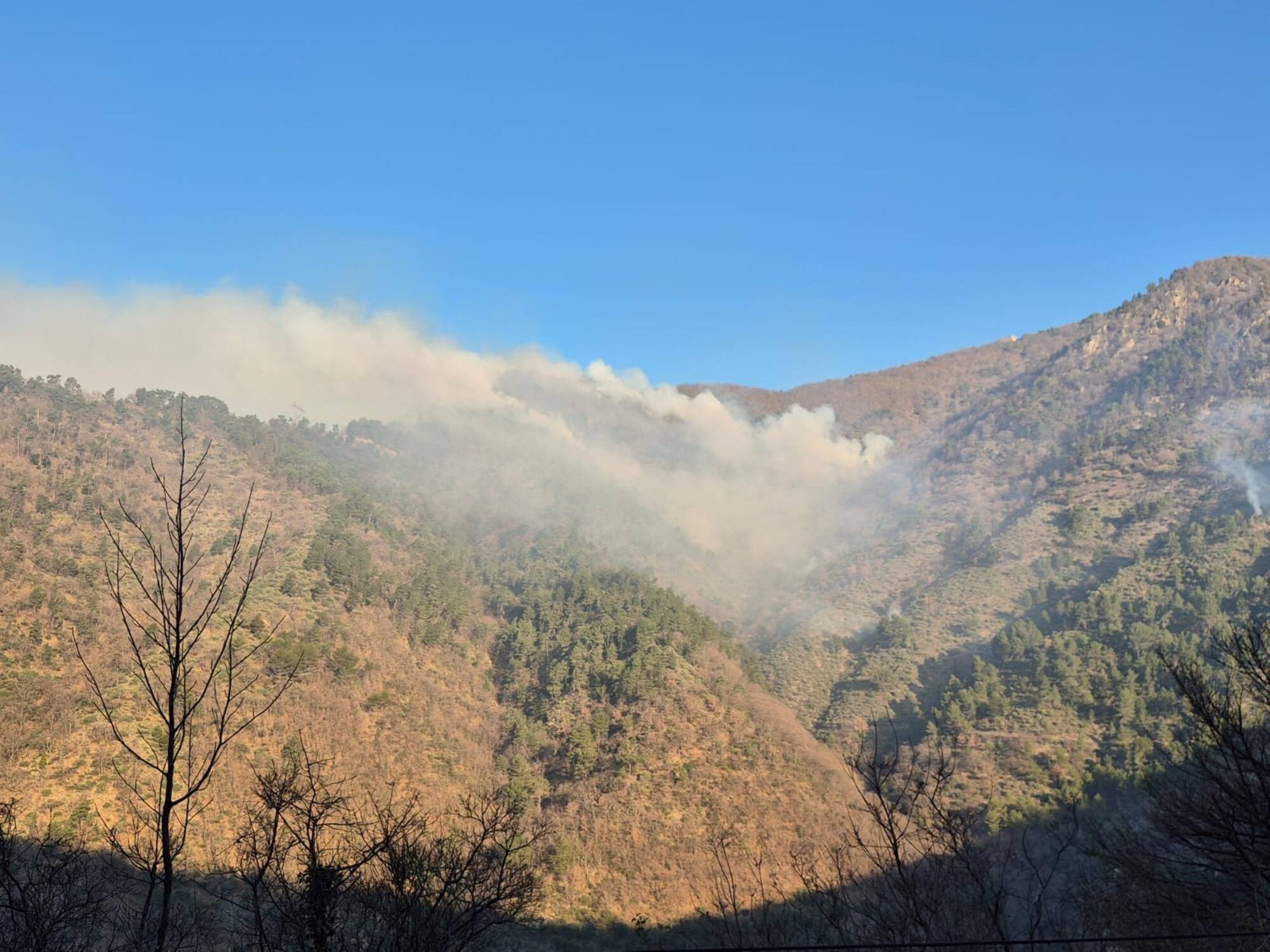 "On est tributaire de la météo, c'est le terrain qui commande": le capitaine de la caserne de Menton fait le point après les incendies dans la Roya et la Bévéra