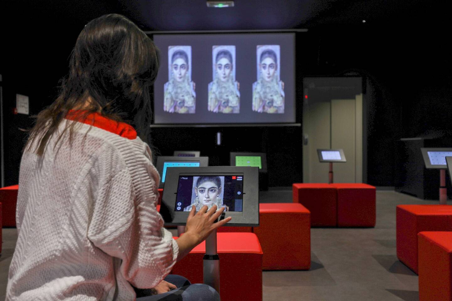 Au sein du musée numérique de la Micro-Folie, différents équipements permettent de contempler des chefs-d’œuvre nationaux sous toutes les coutures.