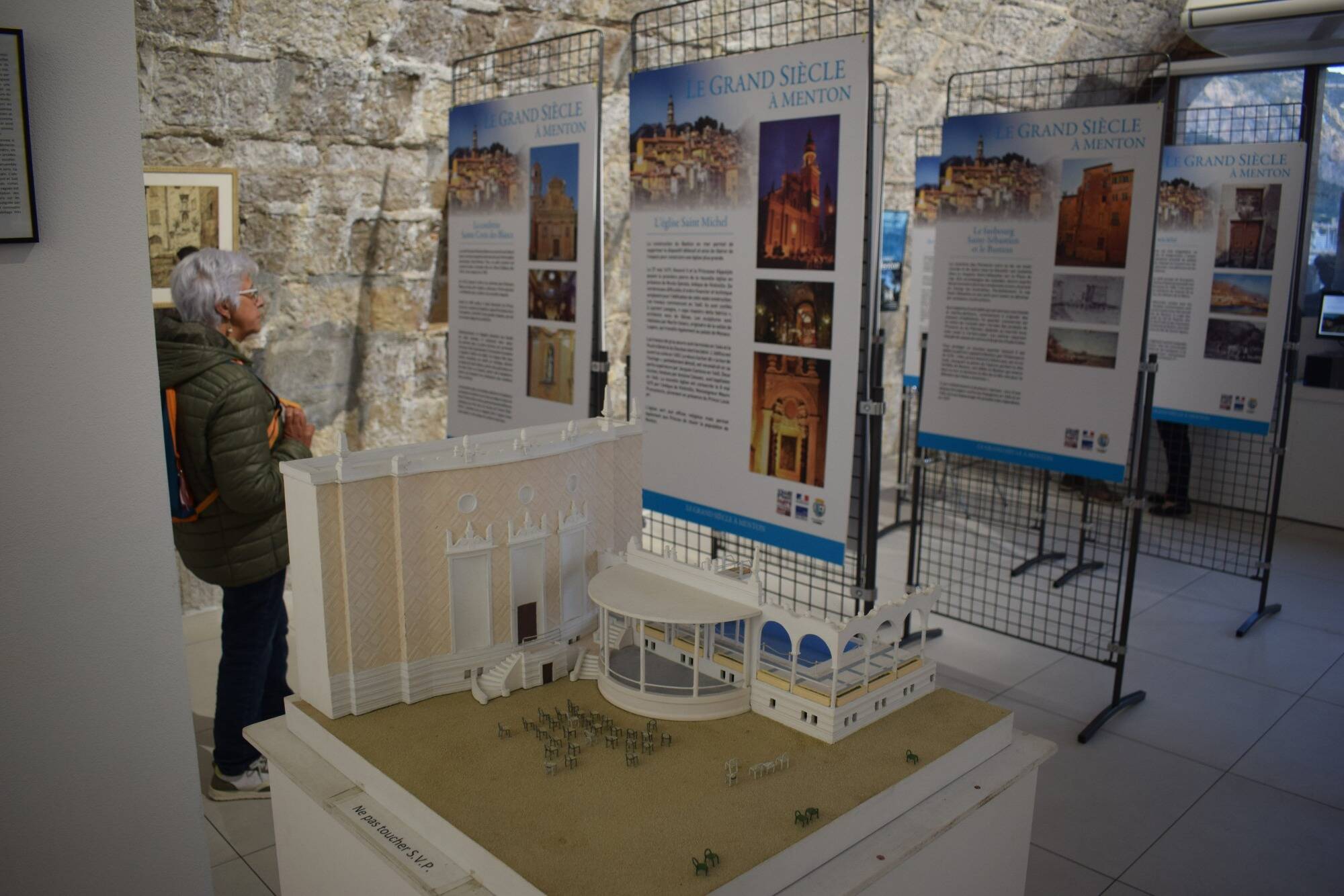 Architecture, botanique, urbanisme... Une voûte historique de l'Esplanade des Sablettes vous fait (re)découvrir l'histoire et le patrimoine de Menton