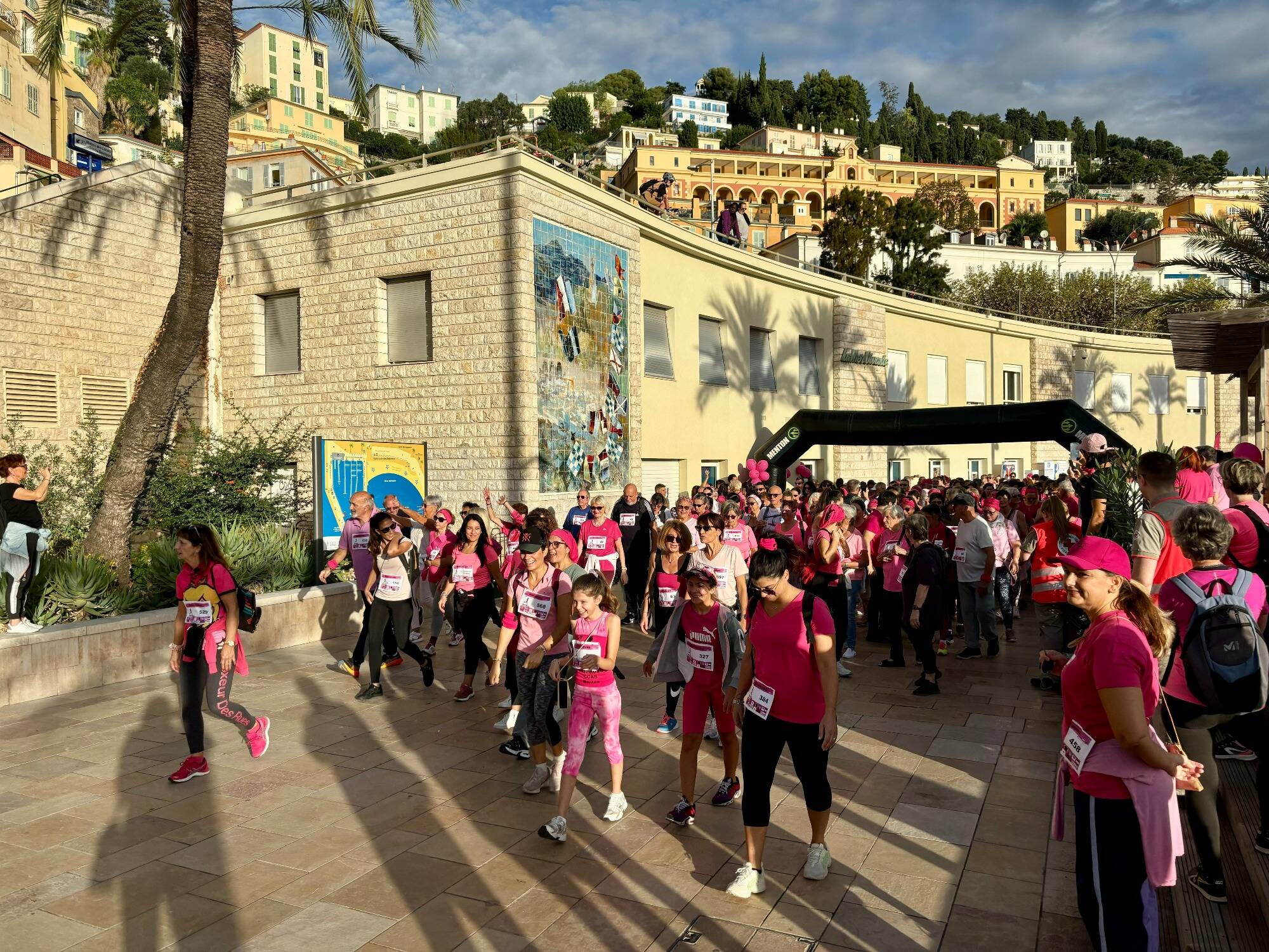 Contre le cancer du sein, 850 personnes ont relevé le 8e "Défi rose" de Menton, retour en images sur cette course solidaire