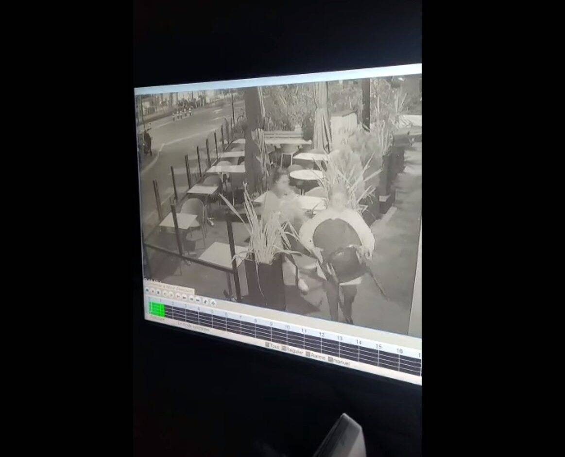 Dans "l'euphorie de la Fête du citron", une mamie et sa petite-fille volent les chaises d'un restaurant