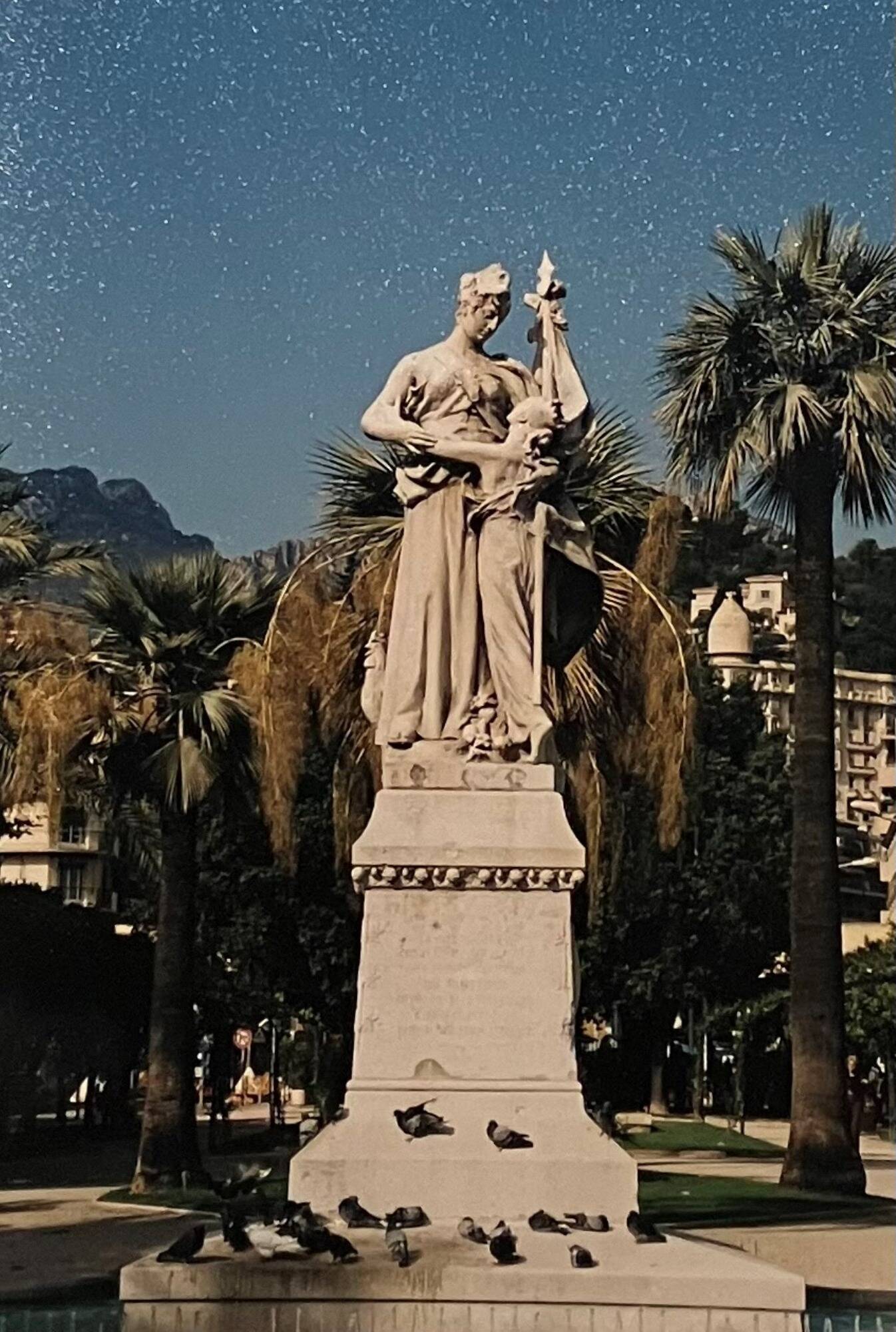 Connaissez-vous l'histoire de la "statue vagabonde" et de son coq à Menton?