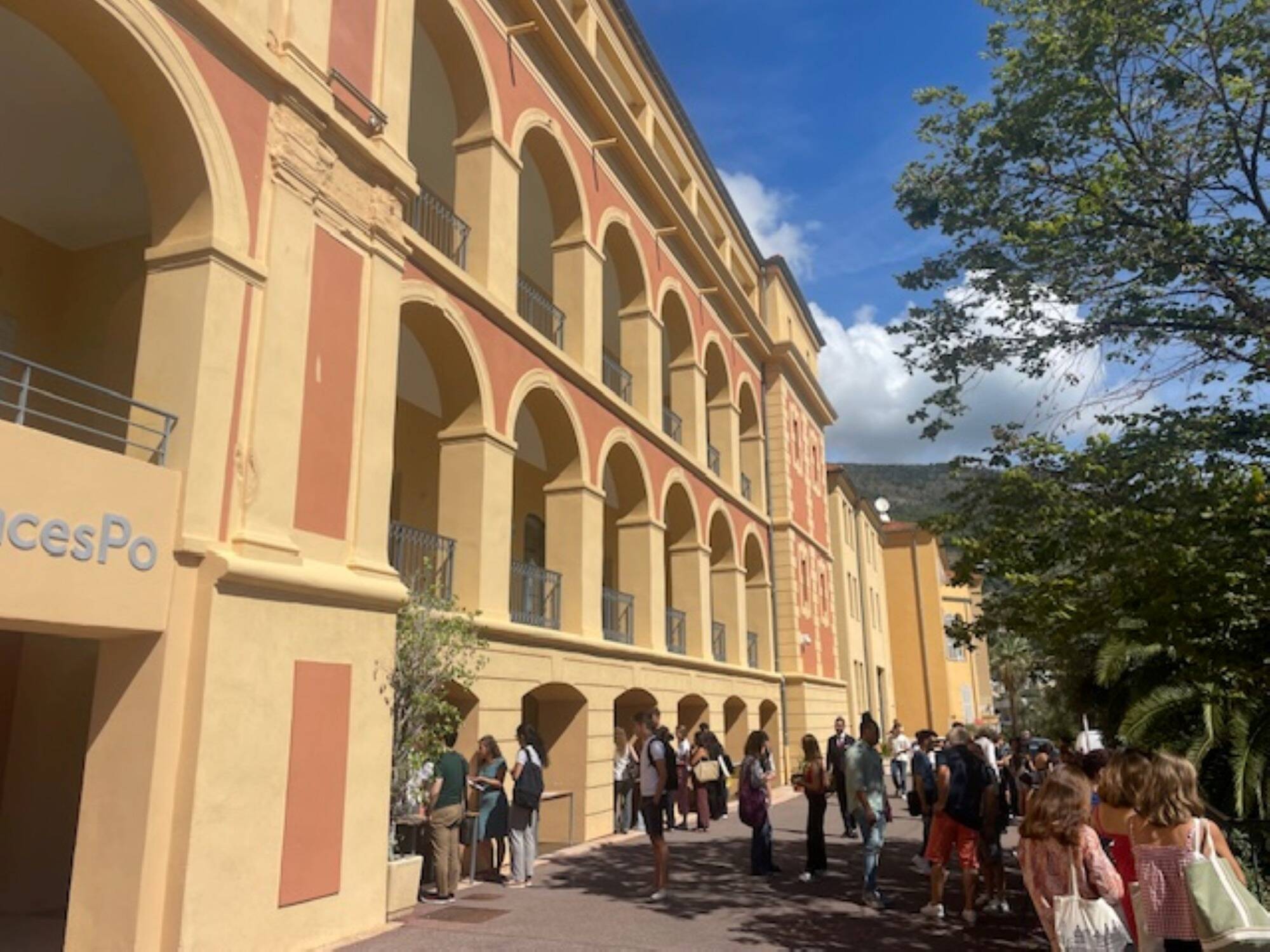 "Ils ont un réel potentiel": les associations à la recherche de leurs bénévoles parmi les étudiants de Science Po Menton au forum du parcours civique