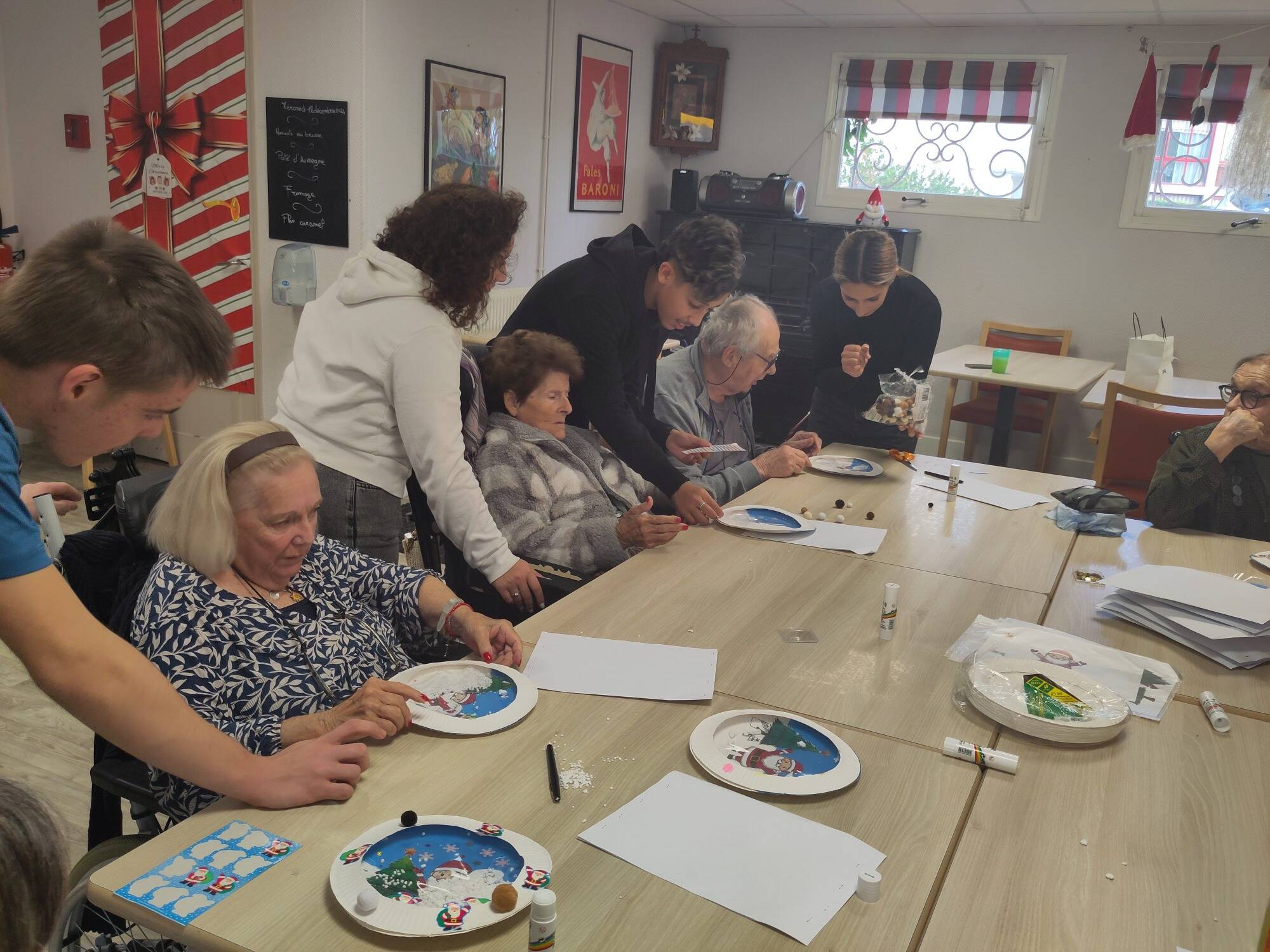 Quand lycéens et résidents en Ehpad se retrouvent pour fêter Noël à Menton