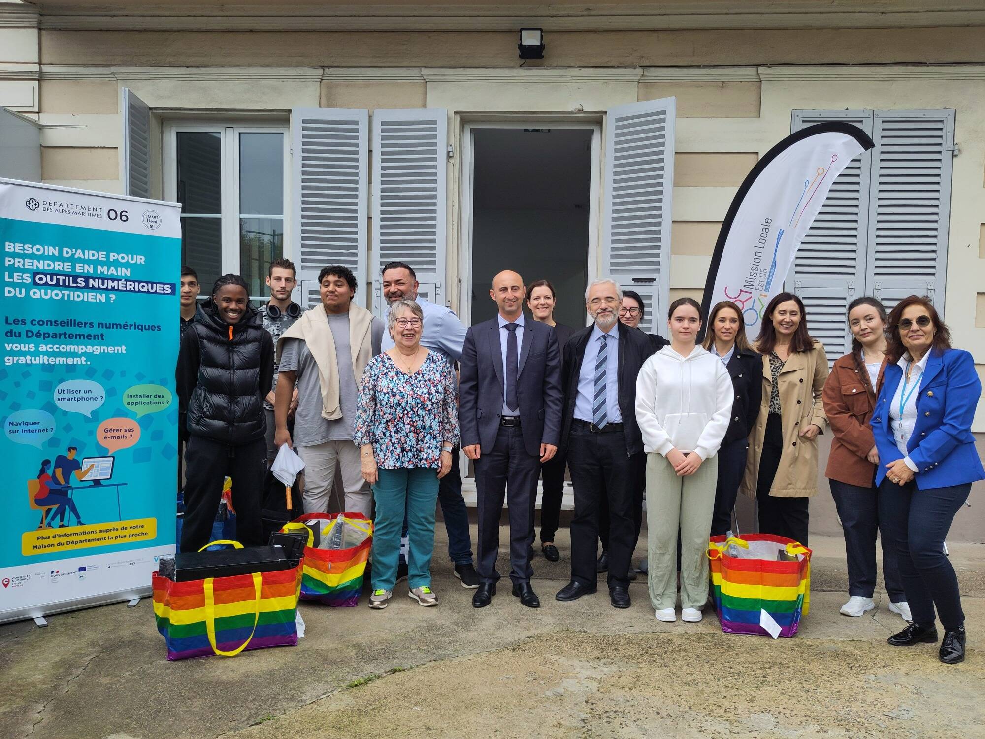 La Mission locale Est 06 fait don d'une dizaine d'ordinateurs à des jeunes de la Côte d'Azur pour lutter contre l'illectronisme