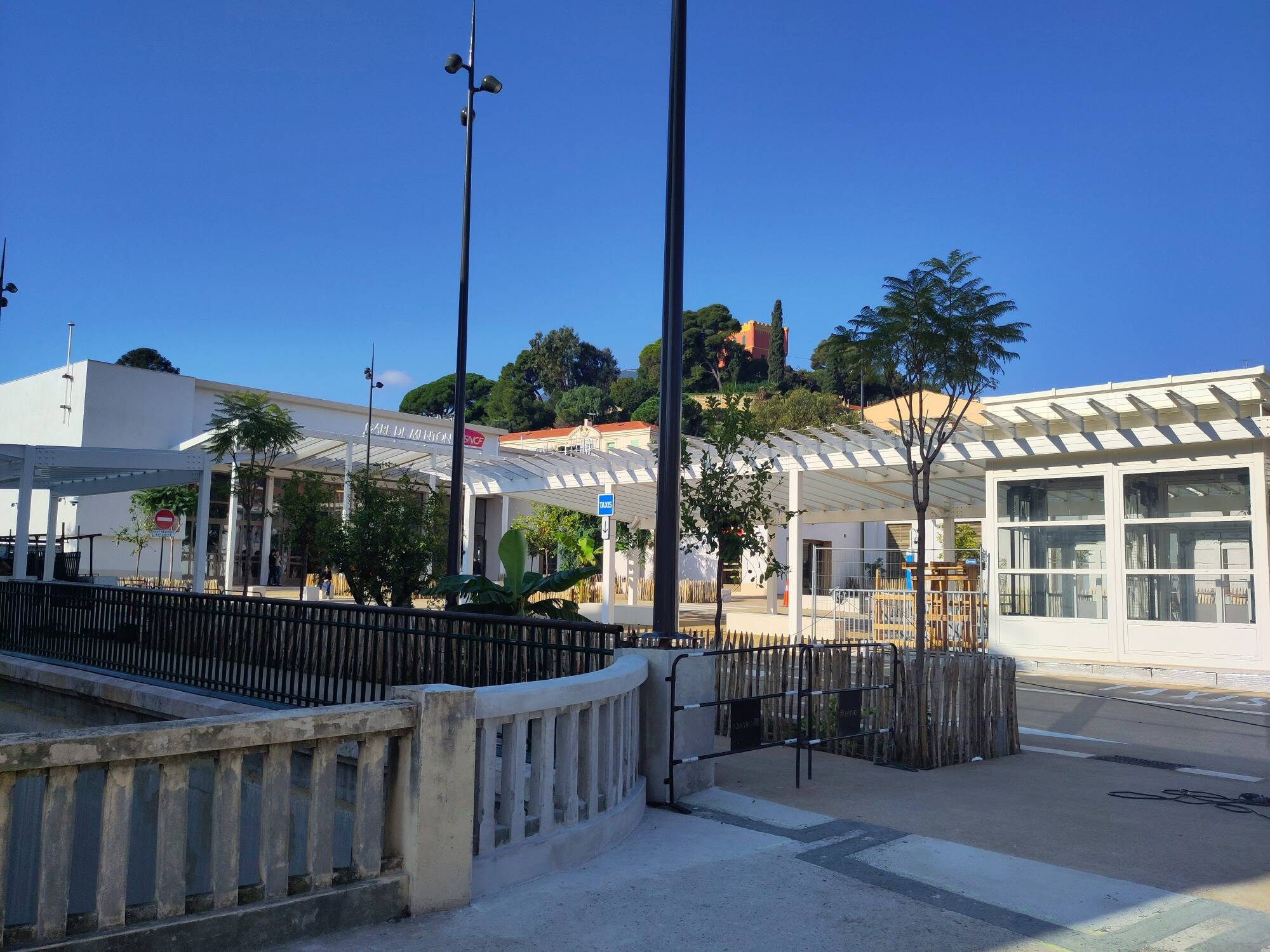 Le parvis de la gare de Menton est de nouveau accessible au public