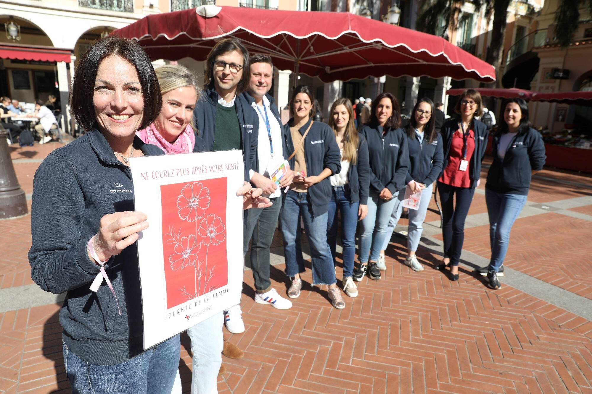 Des professionnels de la santé sensibilisent les femmes aux parcours de soins coordonnées dans les rues de Monaco