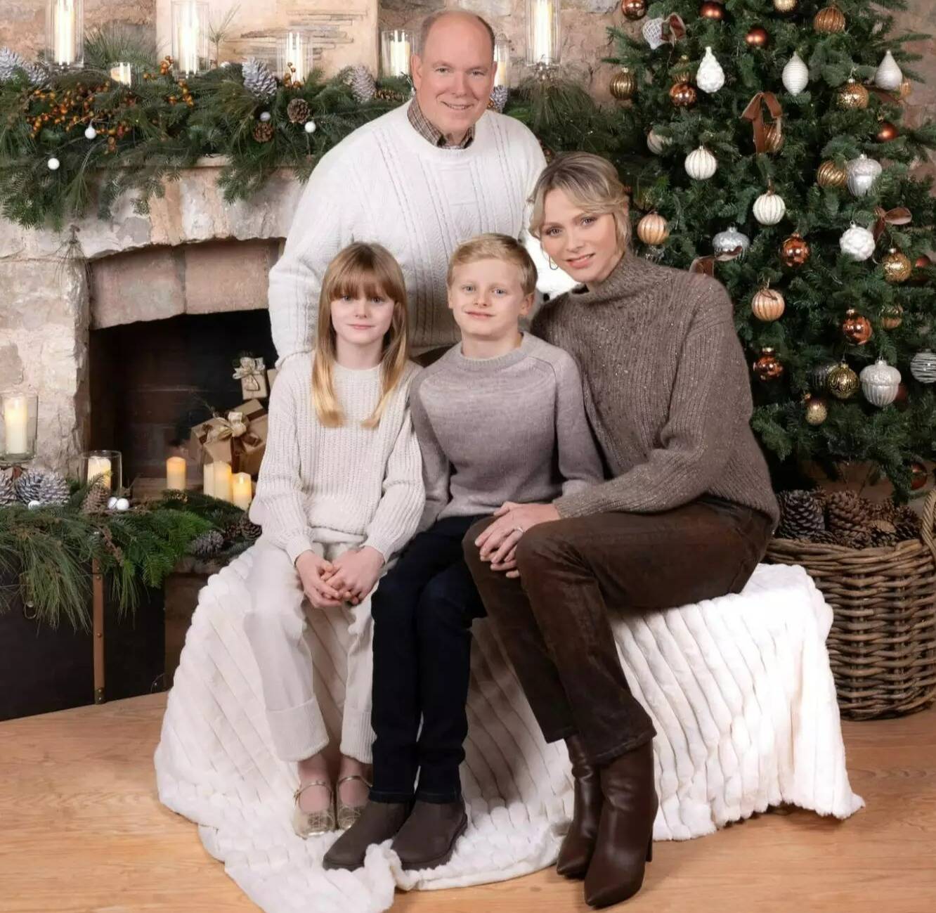 Le prince Albert II et princesse Charlène dévoilent leur traditionnelle photo de famille pour les fêtes de fin d'année