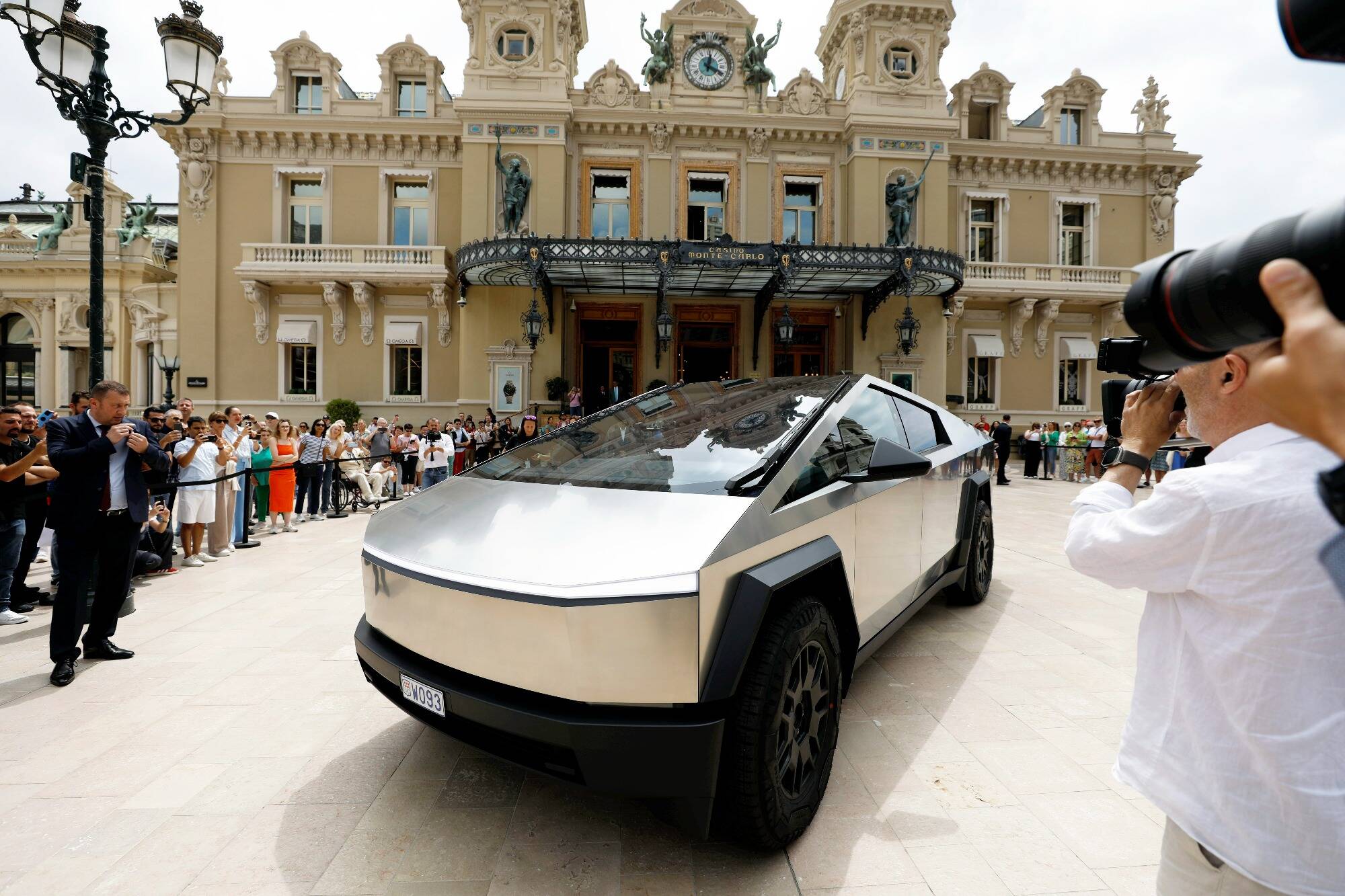 Le futuriste Cybertruck de Tesla se dévoile à Monaco en marge du Salon Top Marques