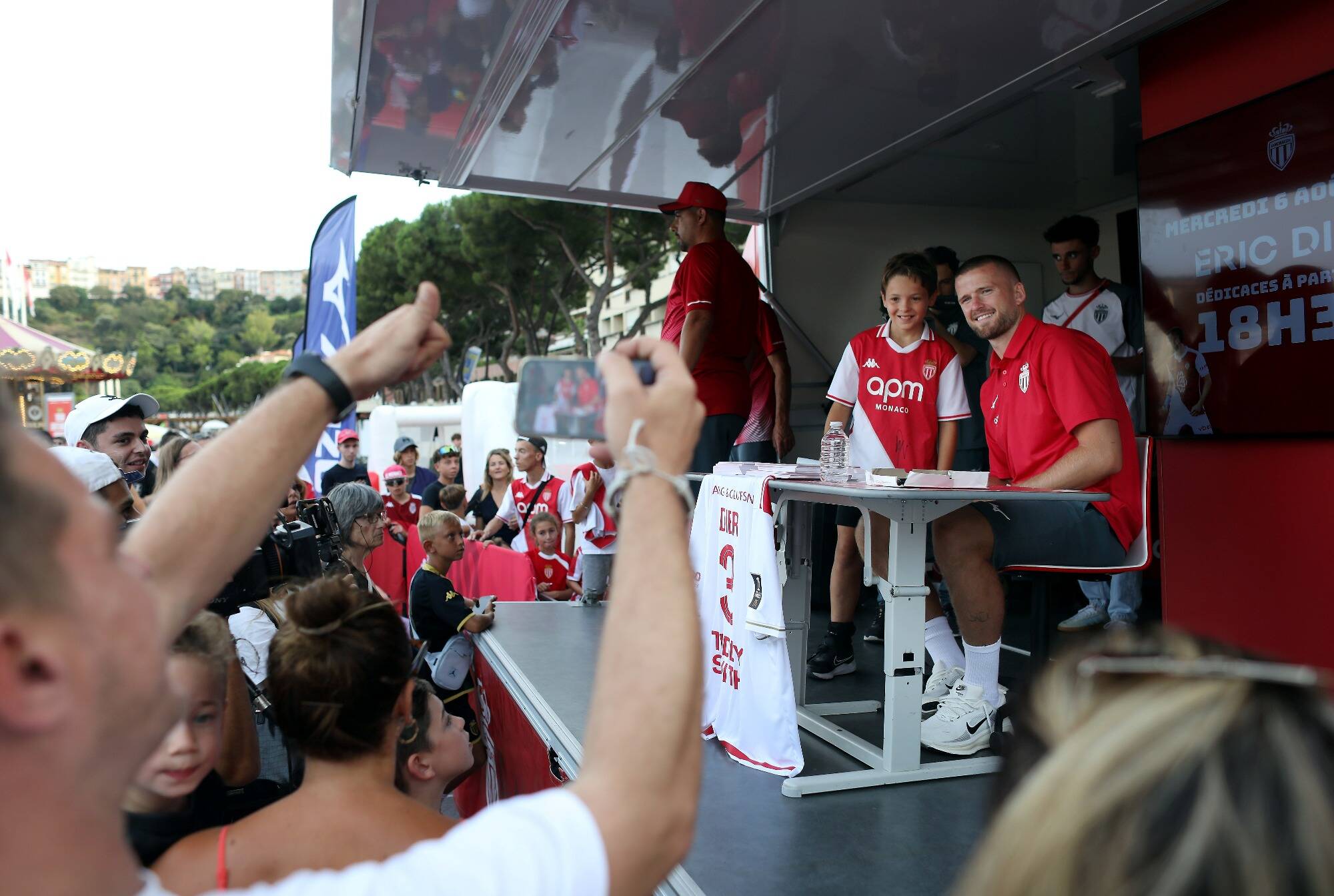 Eric Dier, nouveau défenseur de l'AS Monaco, à la rencontre de ses fans sur le port Hercule