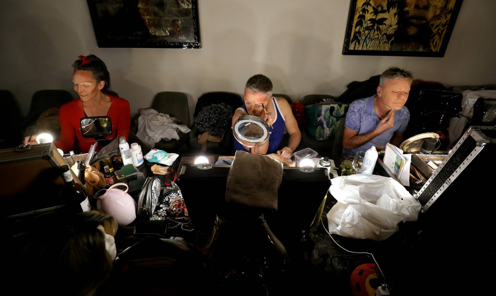 On a assisté à la préparation de trois transformistes avant leur show dans un restaurant à Monaco