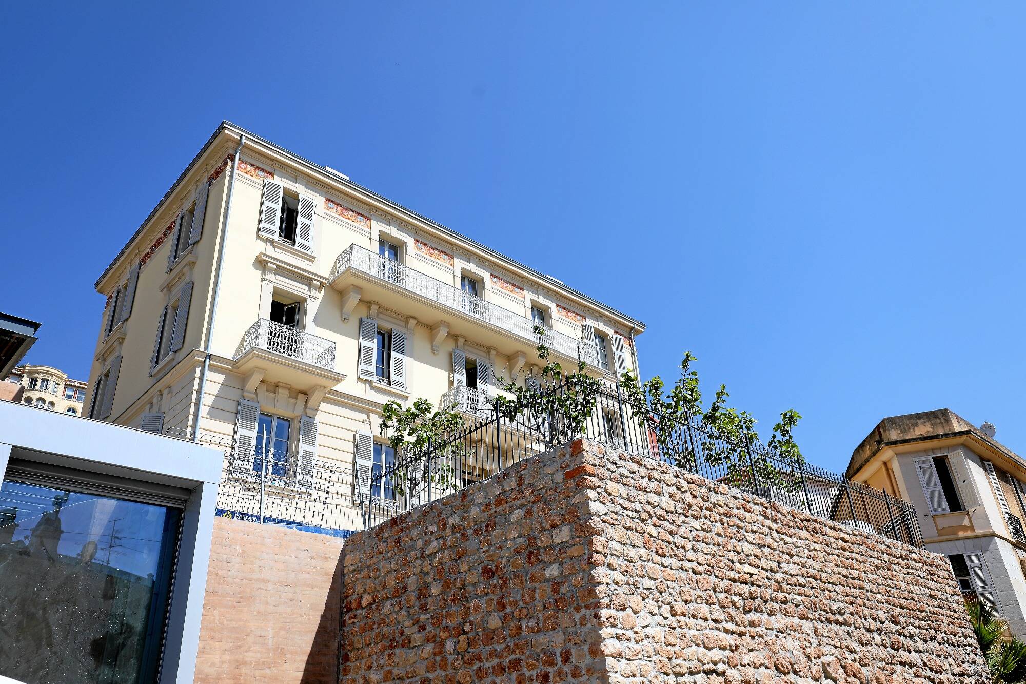 Son ouverture est prévue dans quatre mois: on a visité le Village Charlot à Beausoleil