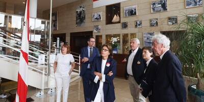 À Monaco, la princesse Stéphanie visite l'exposition sur son père au Yacht-Club