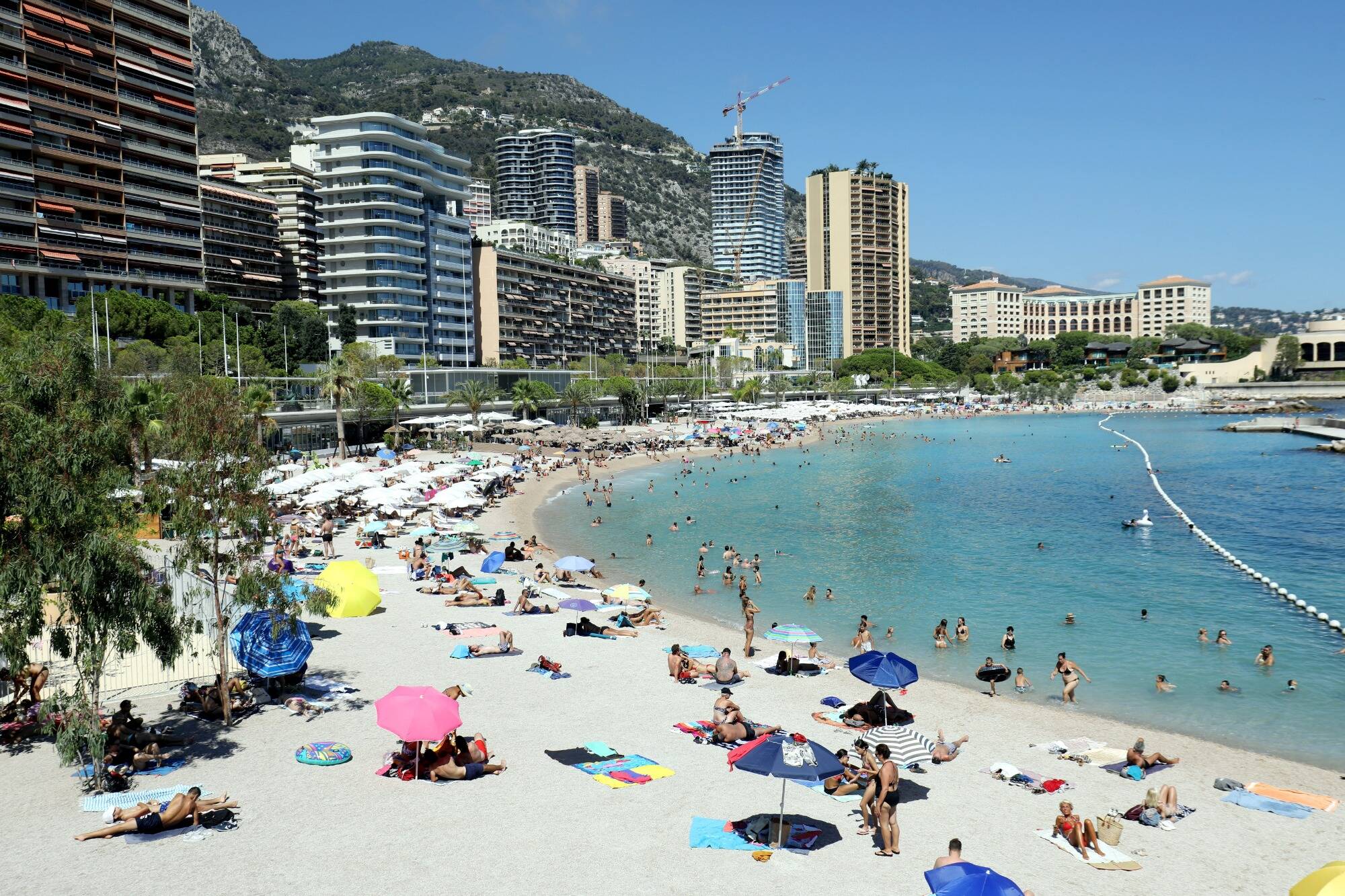 "Vivant et moderne", "plus harmonieux", "on préférait celle d'avant"... Ce que pensent les usagers de la nouvelle plage du Larvotto à Monaco