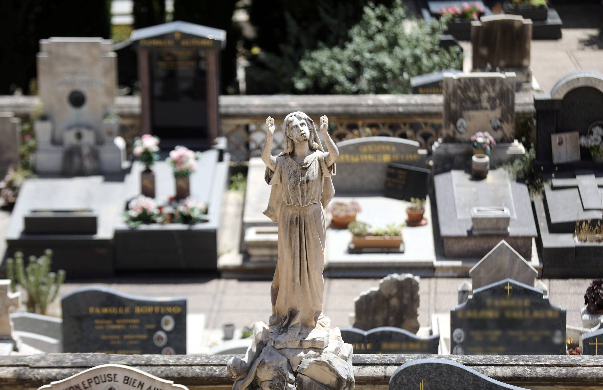 Venue se recueillir sur la tombe de sa fille, une femme fait une chute mortelle de trois mètres dans un caveau béant à Marseille